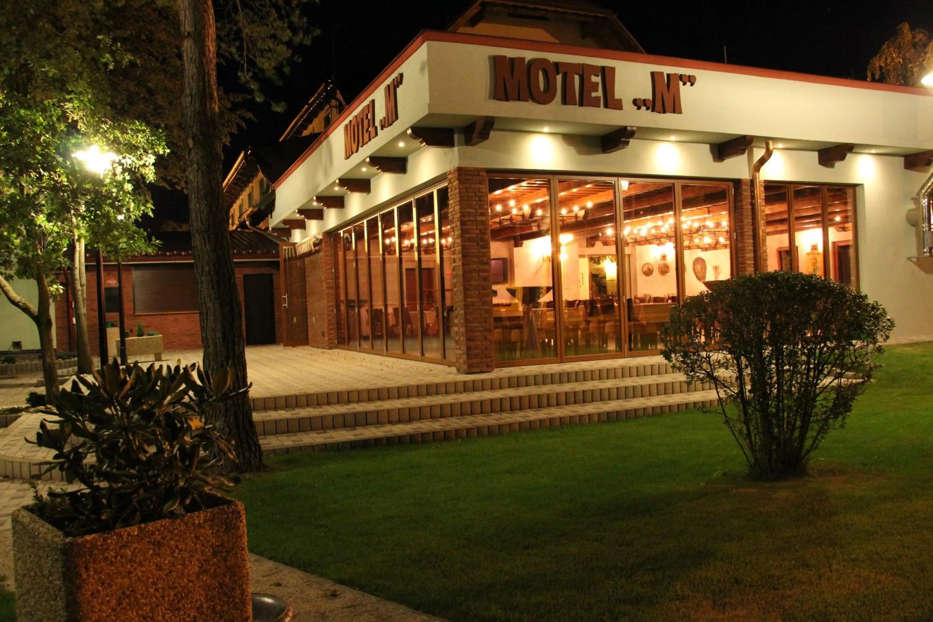 Restaurant/places to eat in Motel M