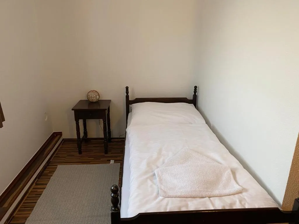 Photo of the whole room, Bed in Motel M