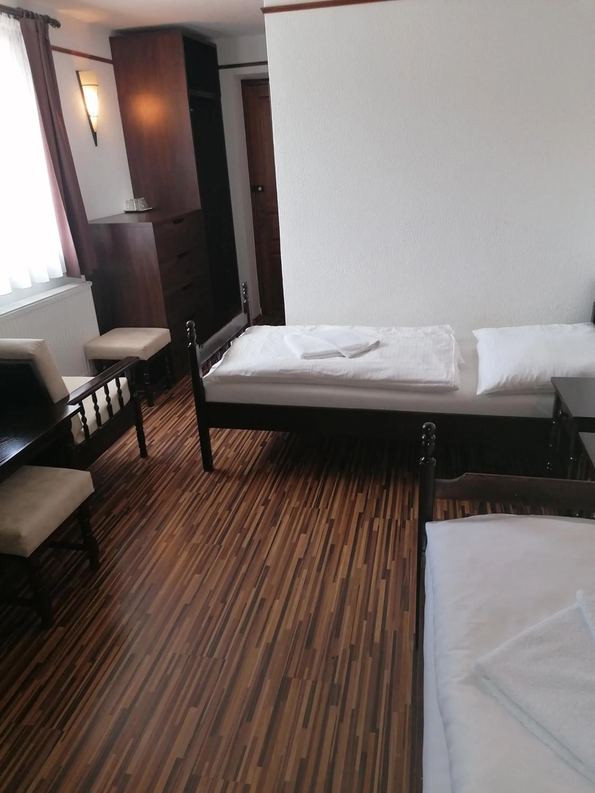 Photo of the whole room, Bed in Motel M