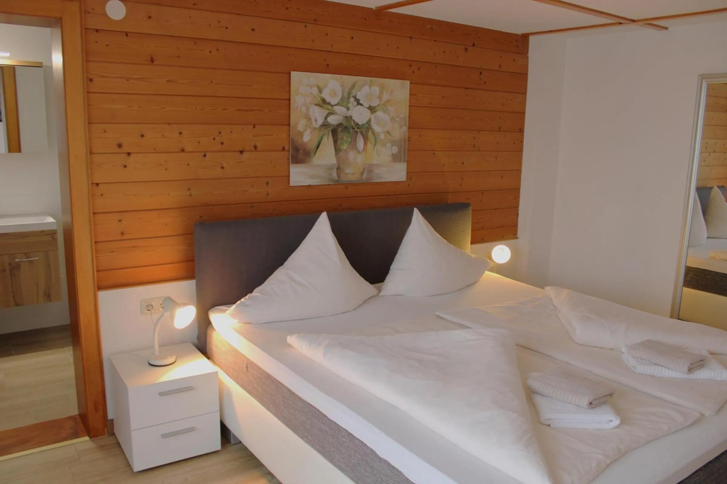 Bed in Alpenfeder Landhaus Heidi