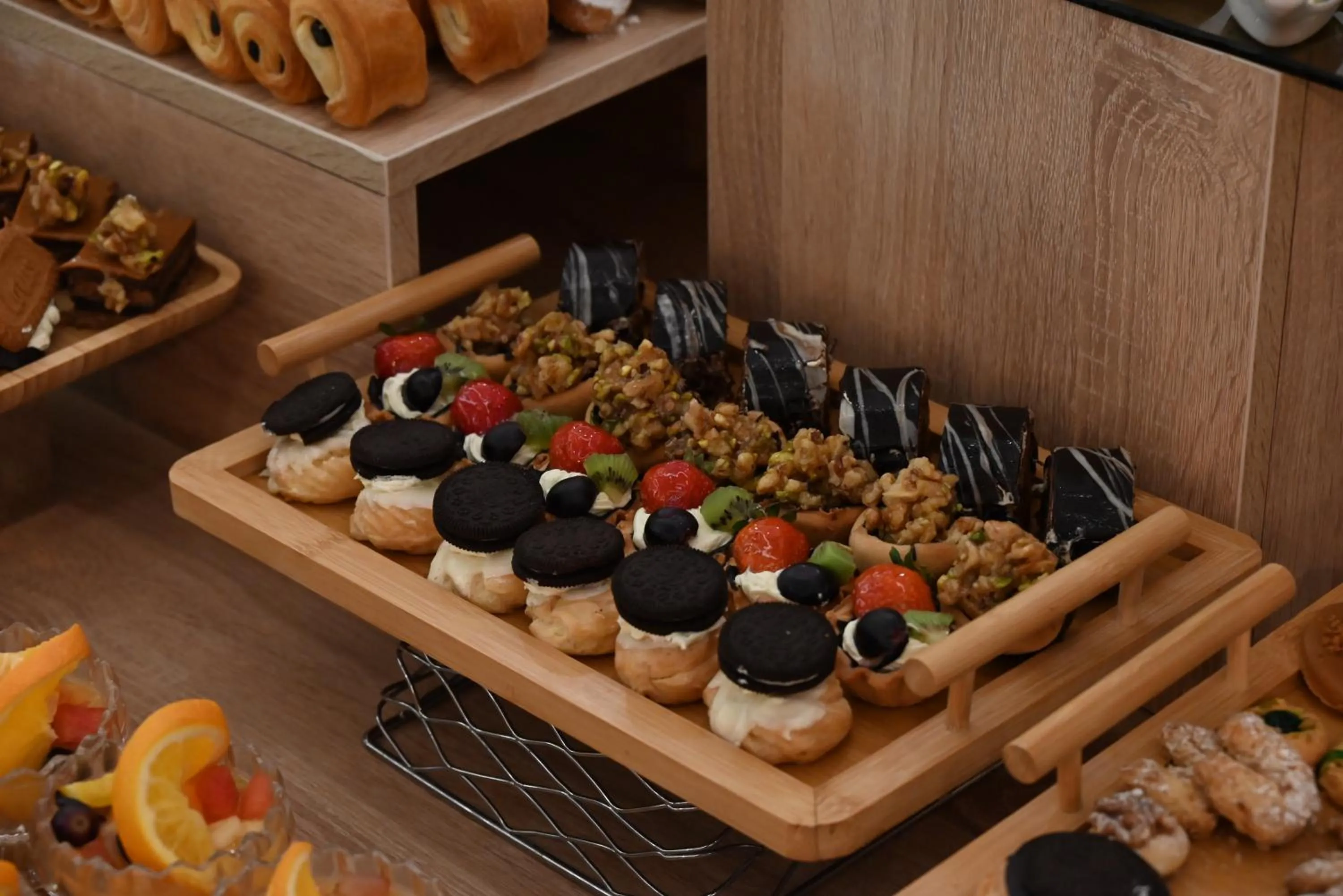 Restaurant/places to eat in Green Park Hotel