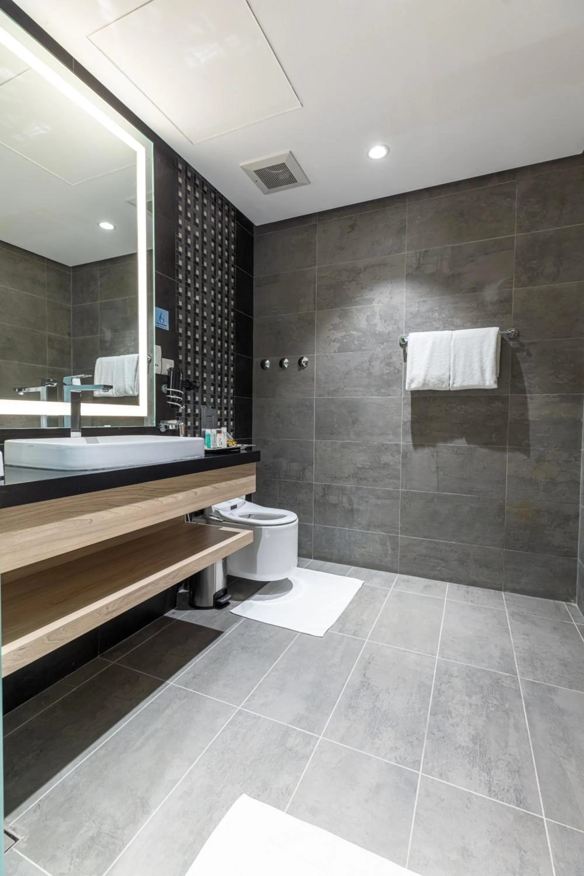 Bathroom in Green Park Hotel