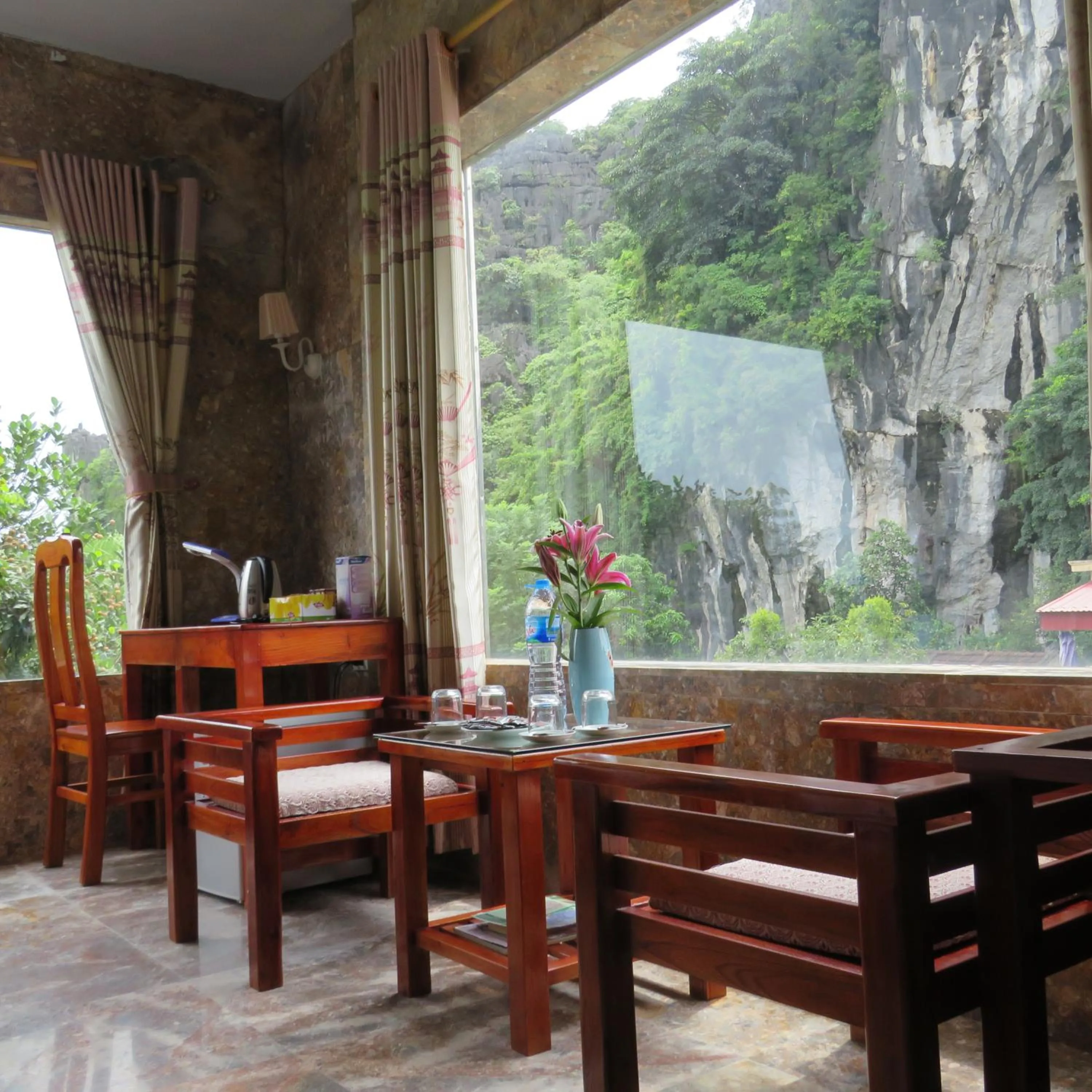 Mountain view in Limestone View Homestay