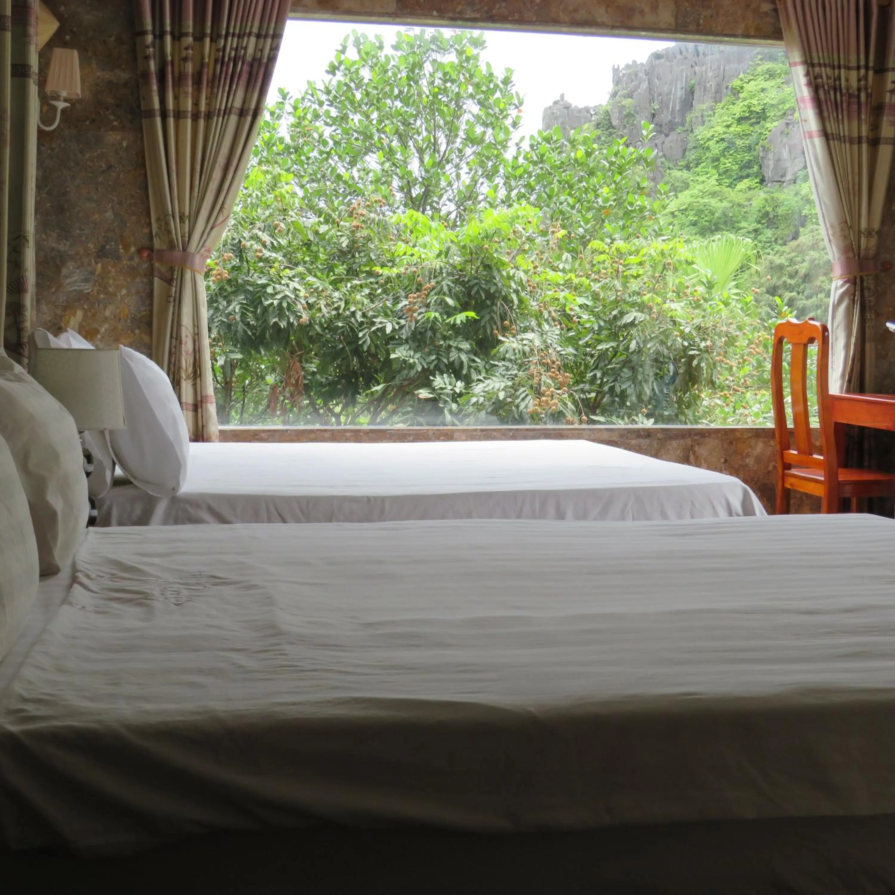 Garden view, Bed in Limestone View Homestay