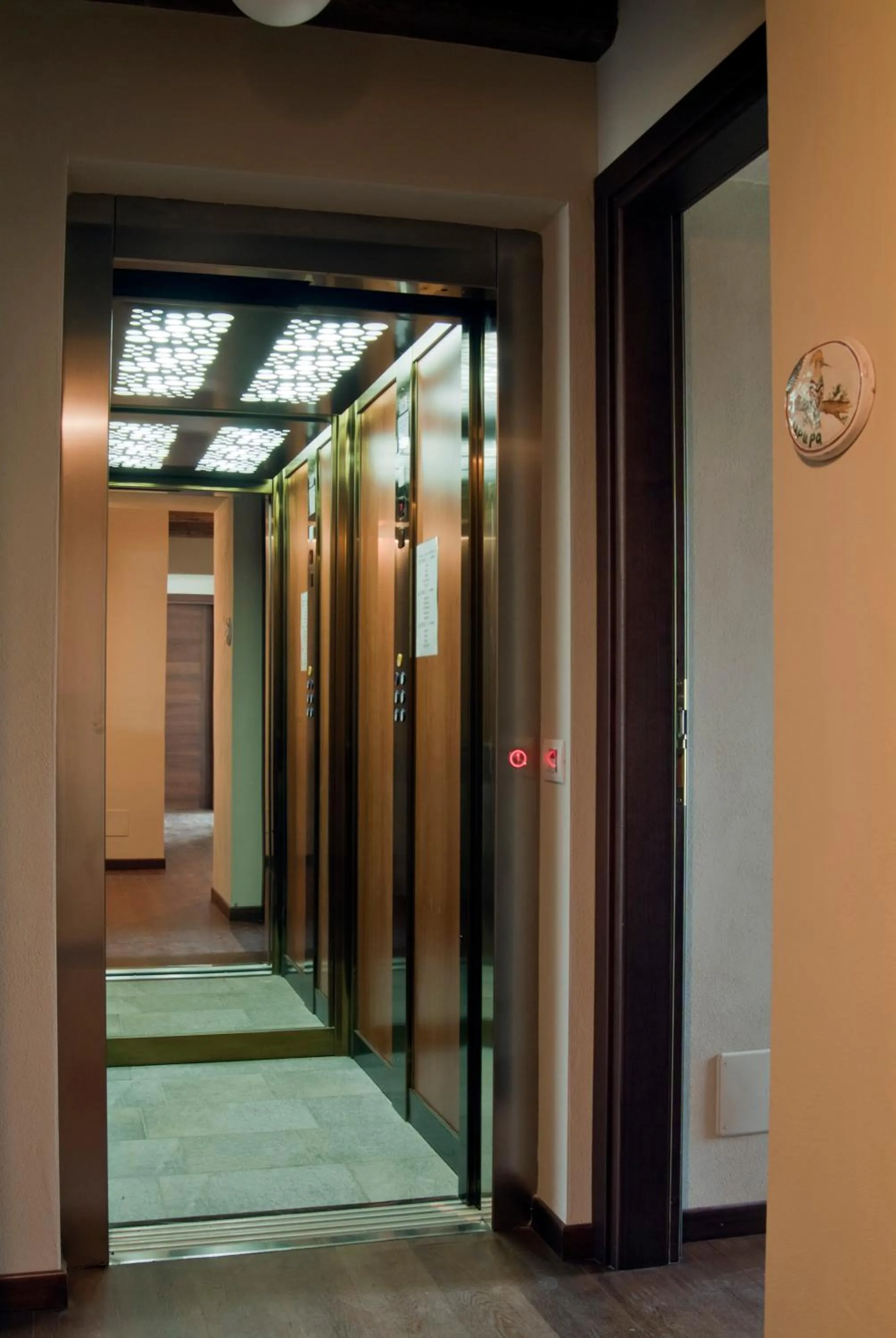 Decorative detail in Il Falco E La Volpe