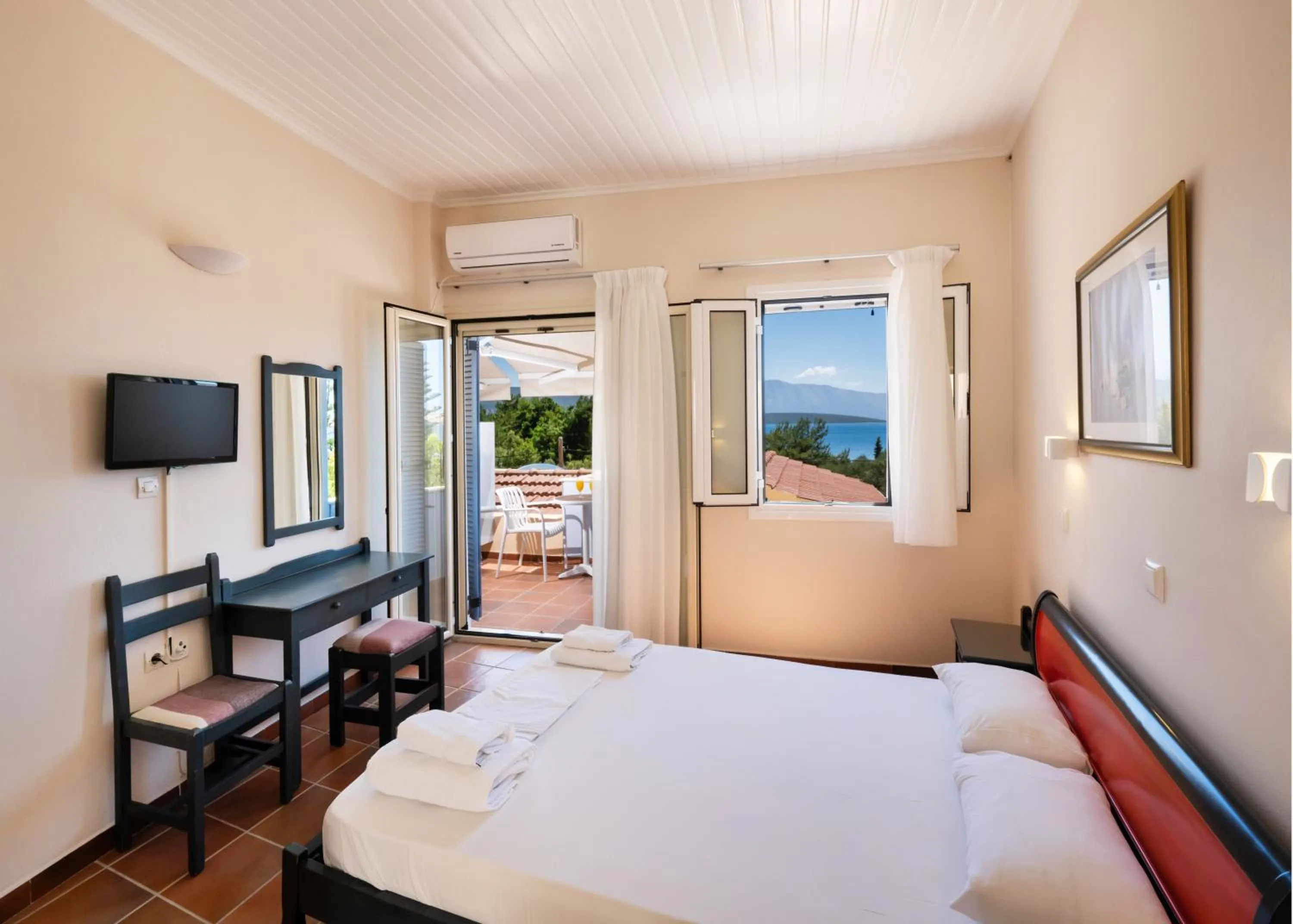 Photo of the whole room, Bed in Ionio Hotel