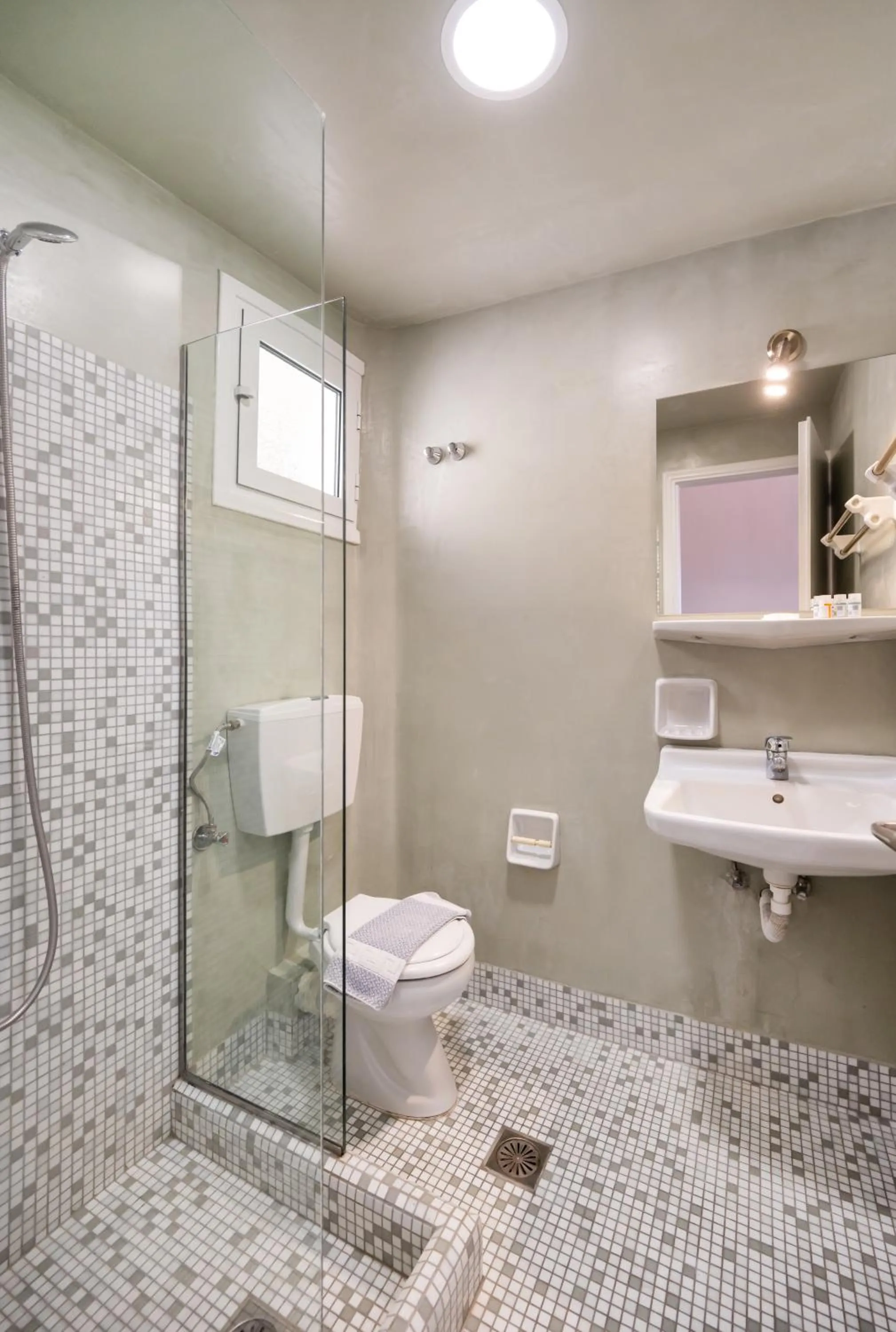 Shower in Ionio Hotel