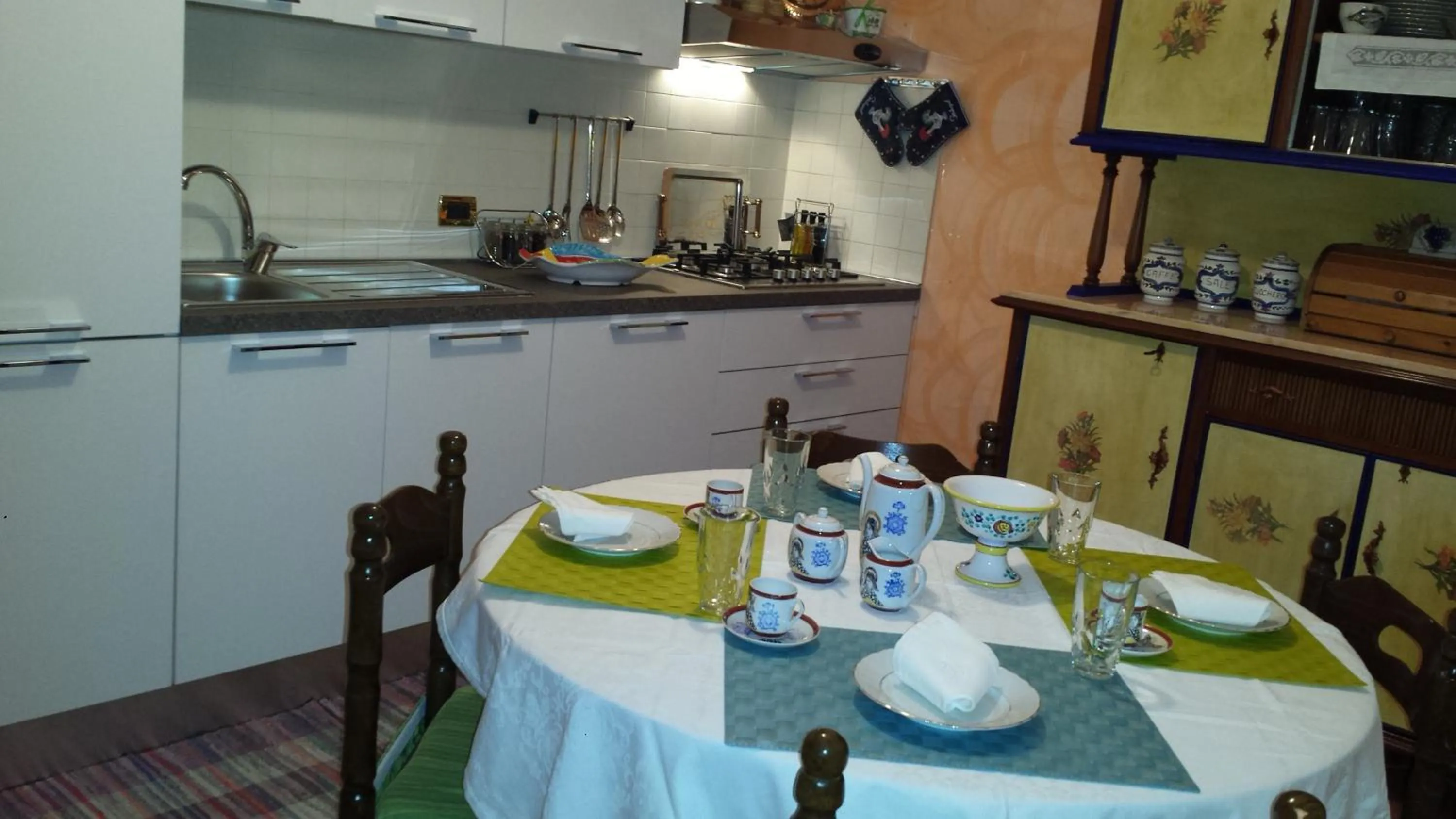 Kitchen or kitchenette in B&B Via Spalti 52