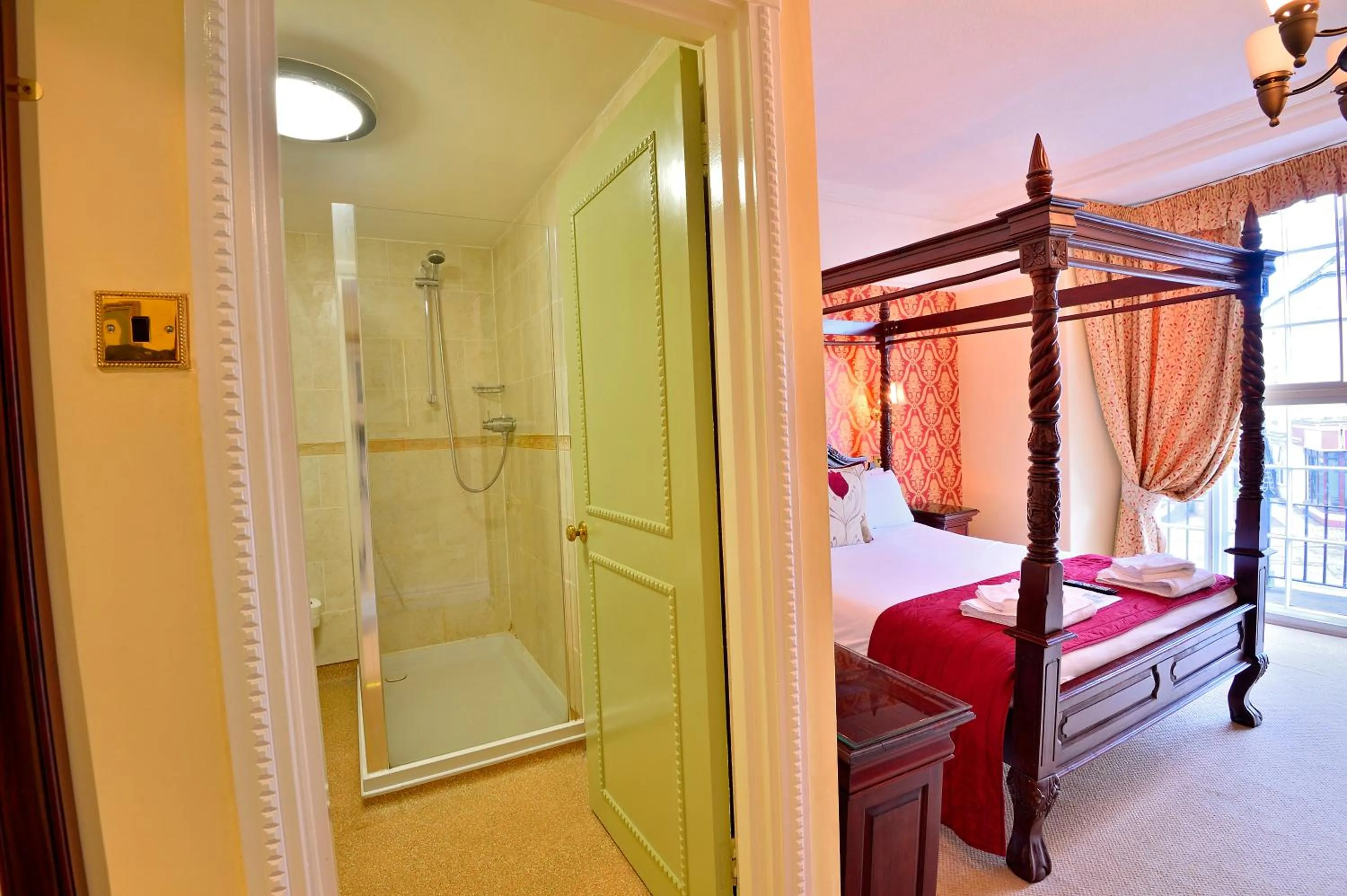 Bathroom, Bed in The Angel Hotel