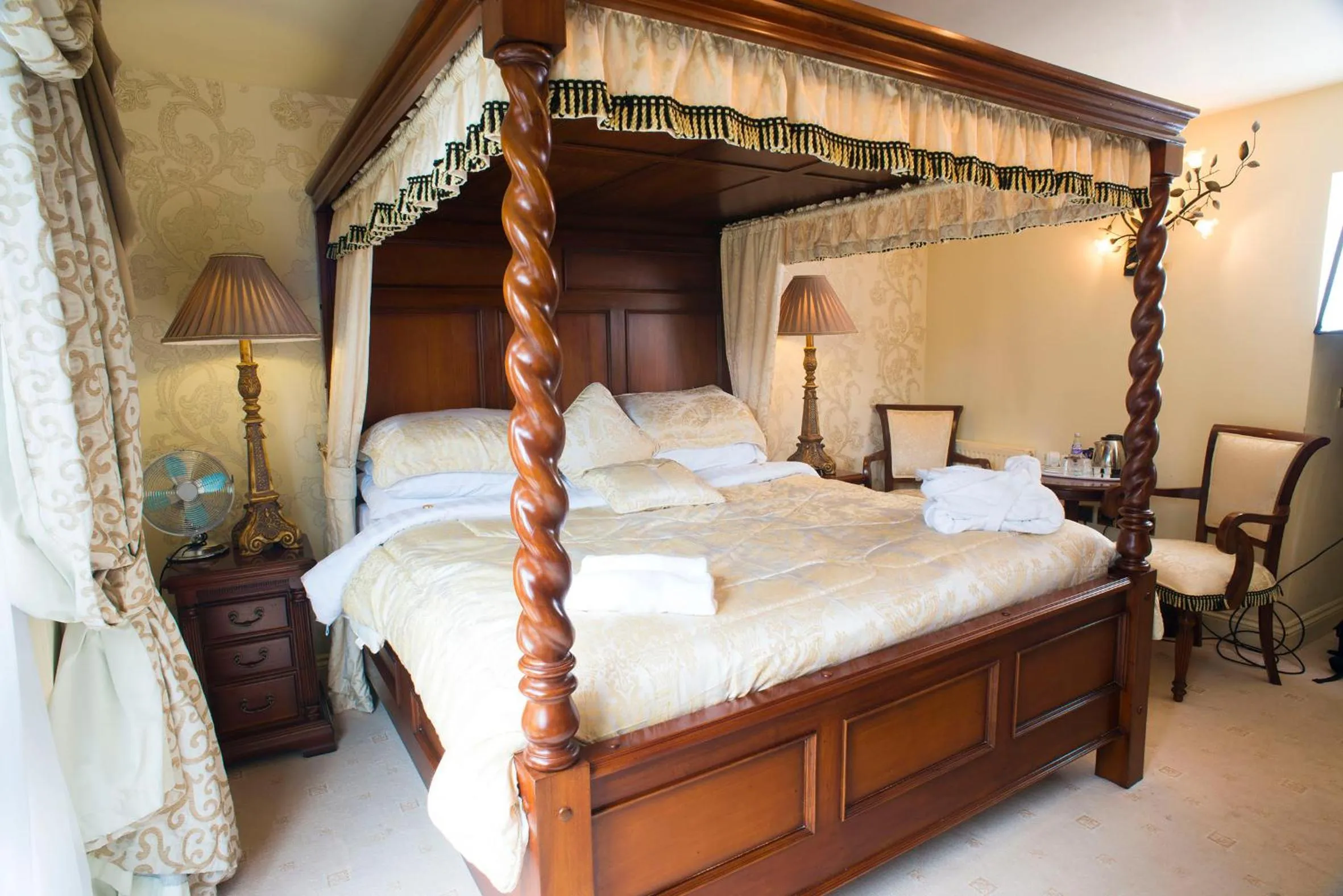 Bedroom, Bed in The Angel Hotel