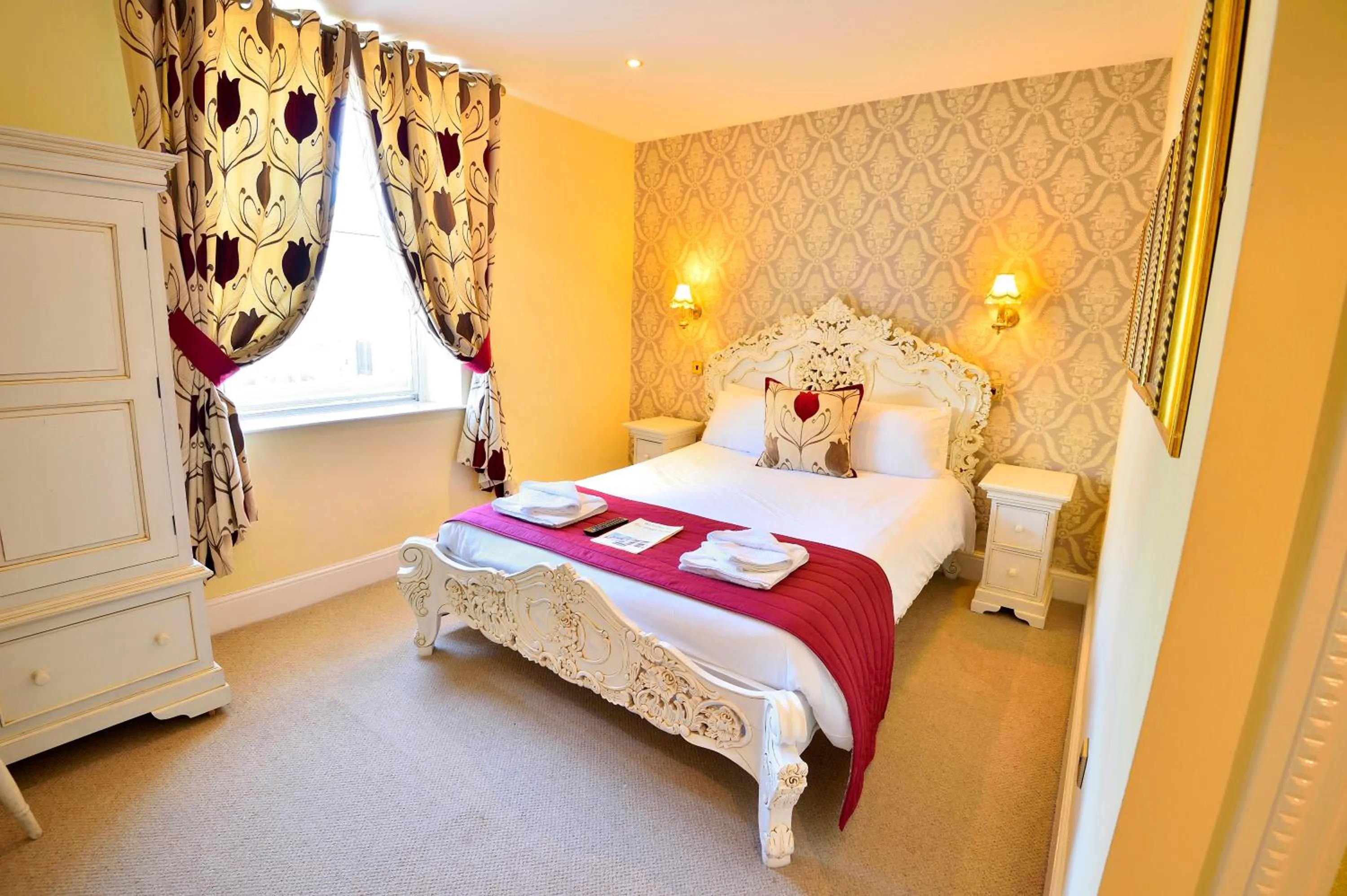 Photo of the whole room, Bed in The Angel Hotel