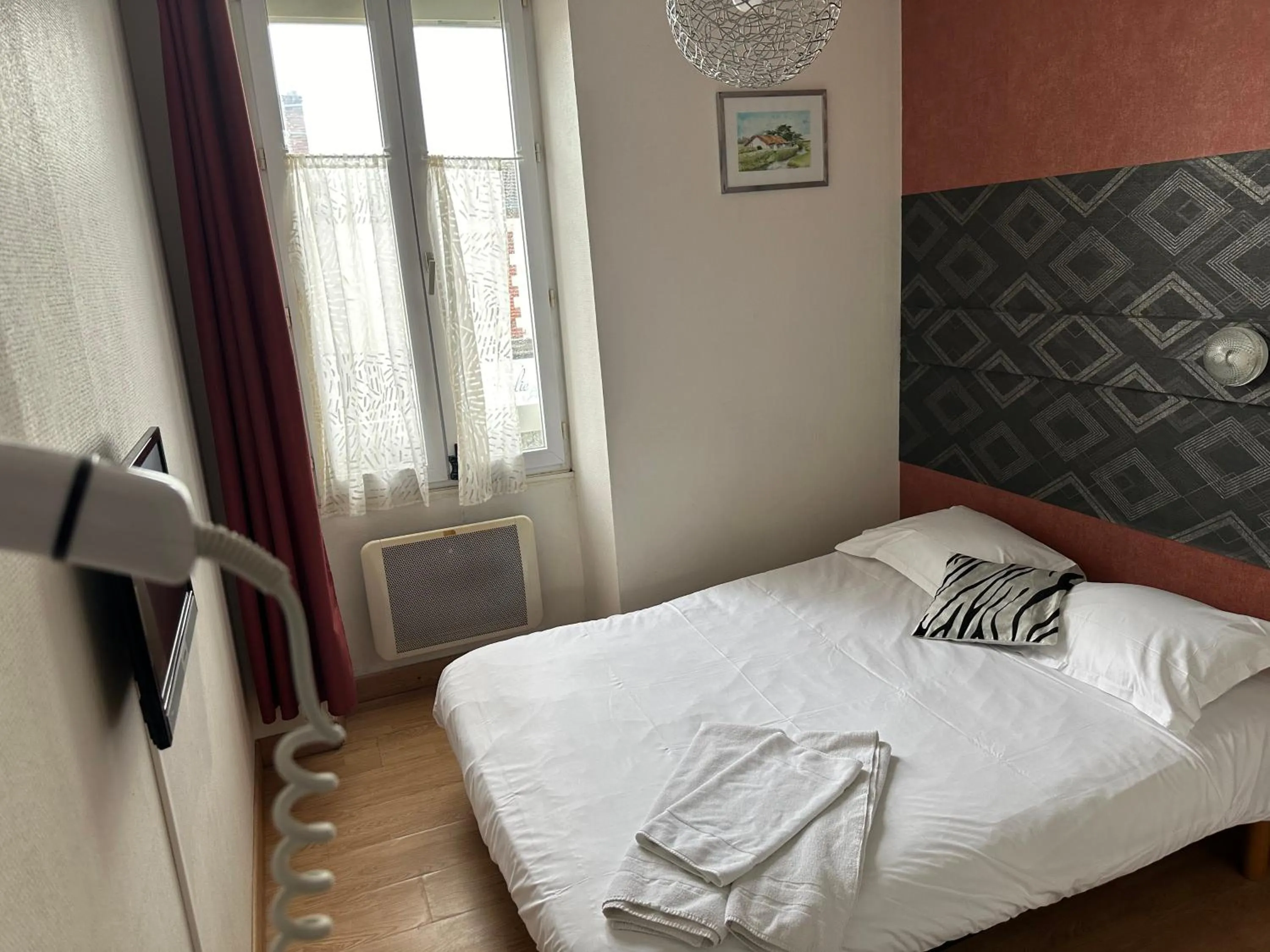 Bedroom, Bed in Hôtel de Nantes