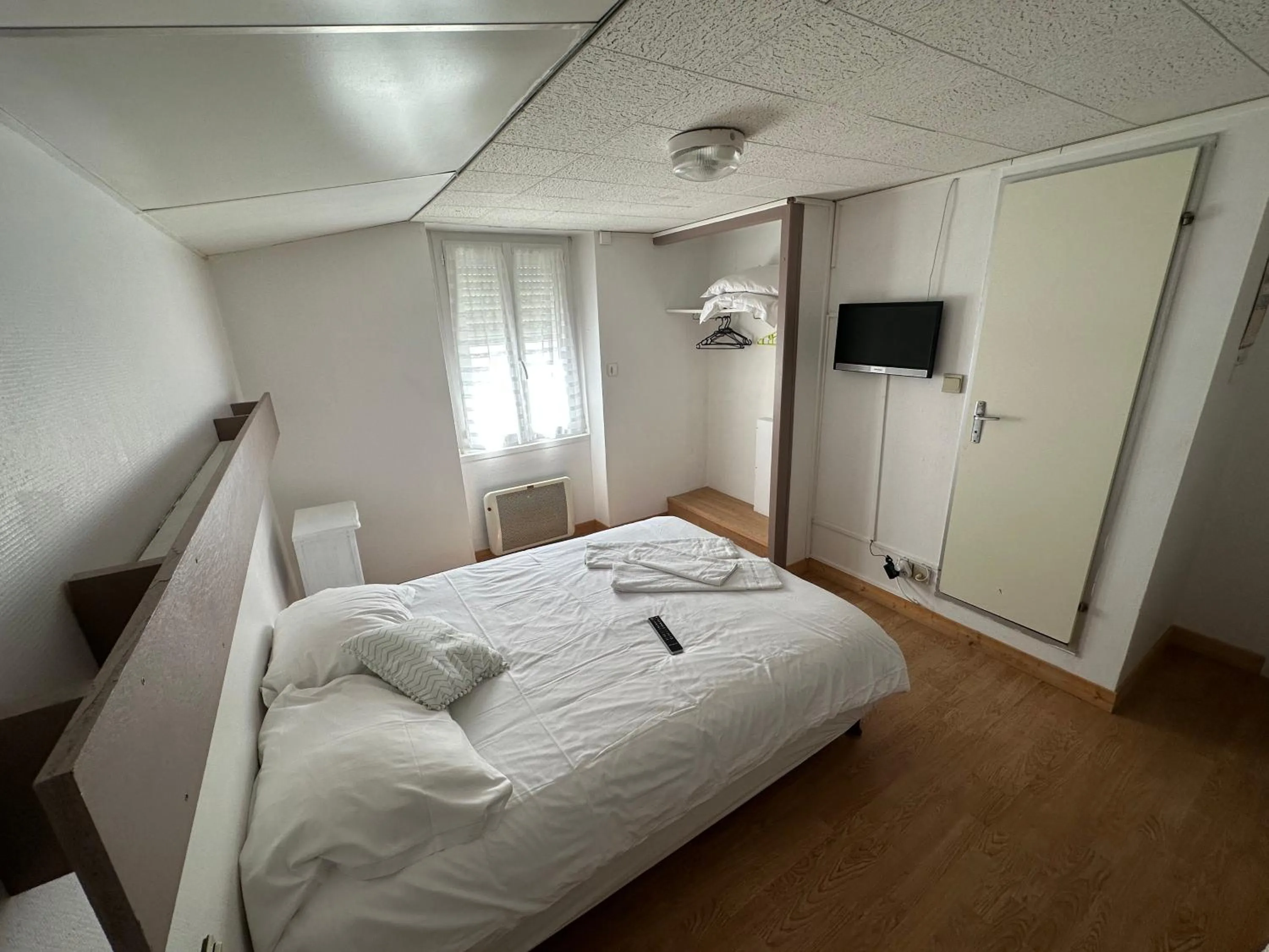 Photo of the whole room, Bed in Hôtel de Nantes