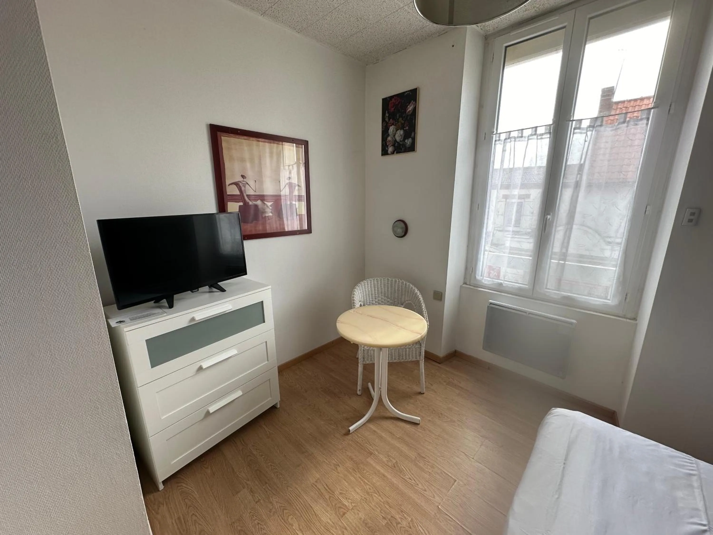 Bedroom, Bed in Hôtel de Nantes
