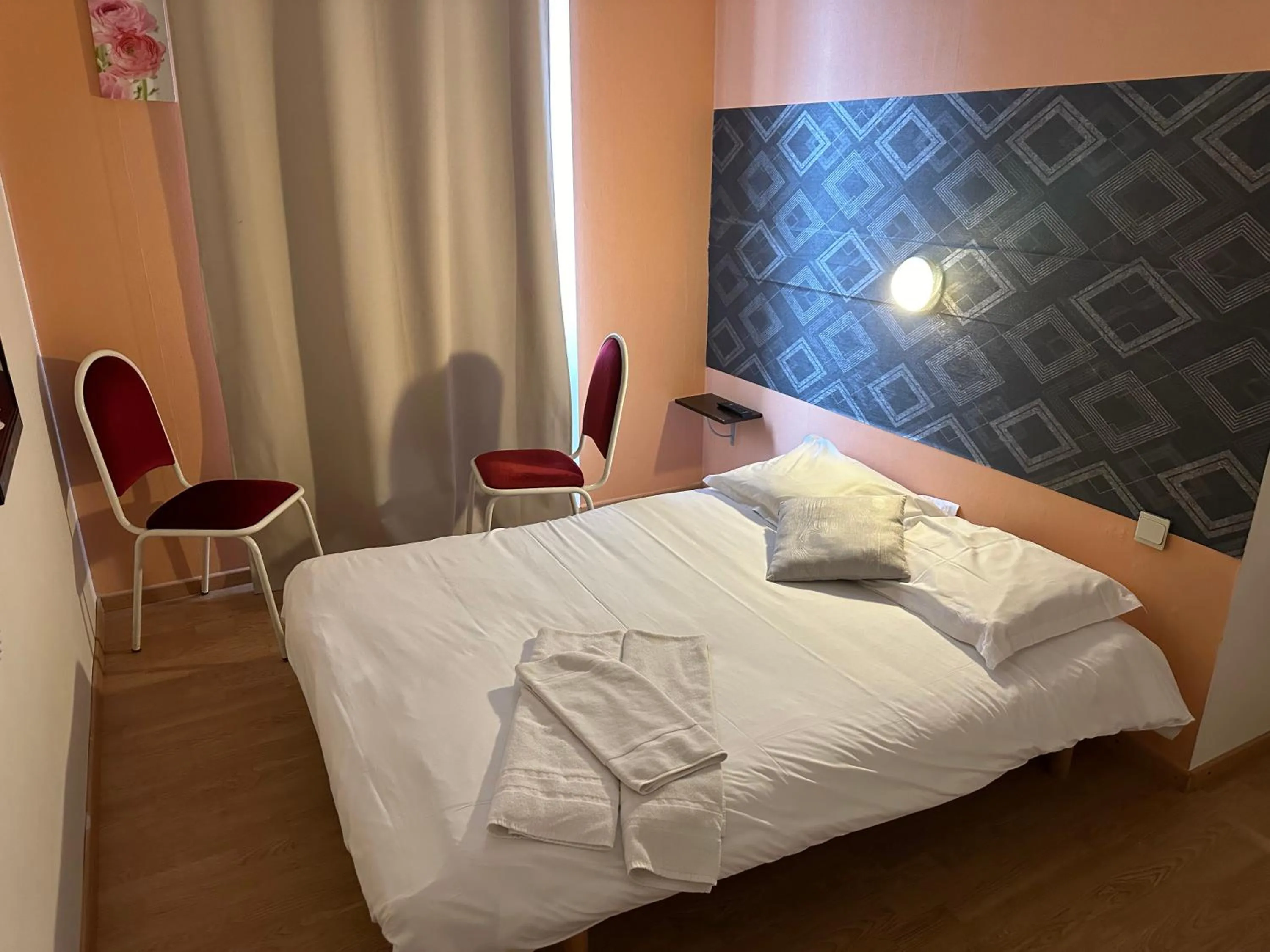 Bed in Hôtel de Nantes