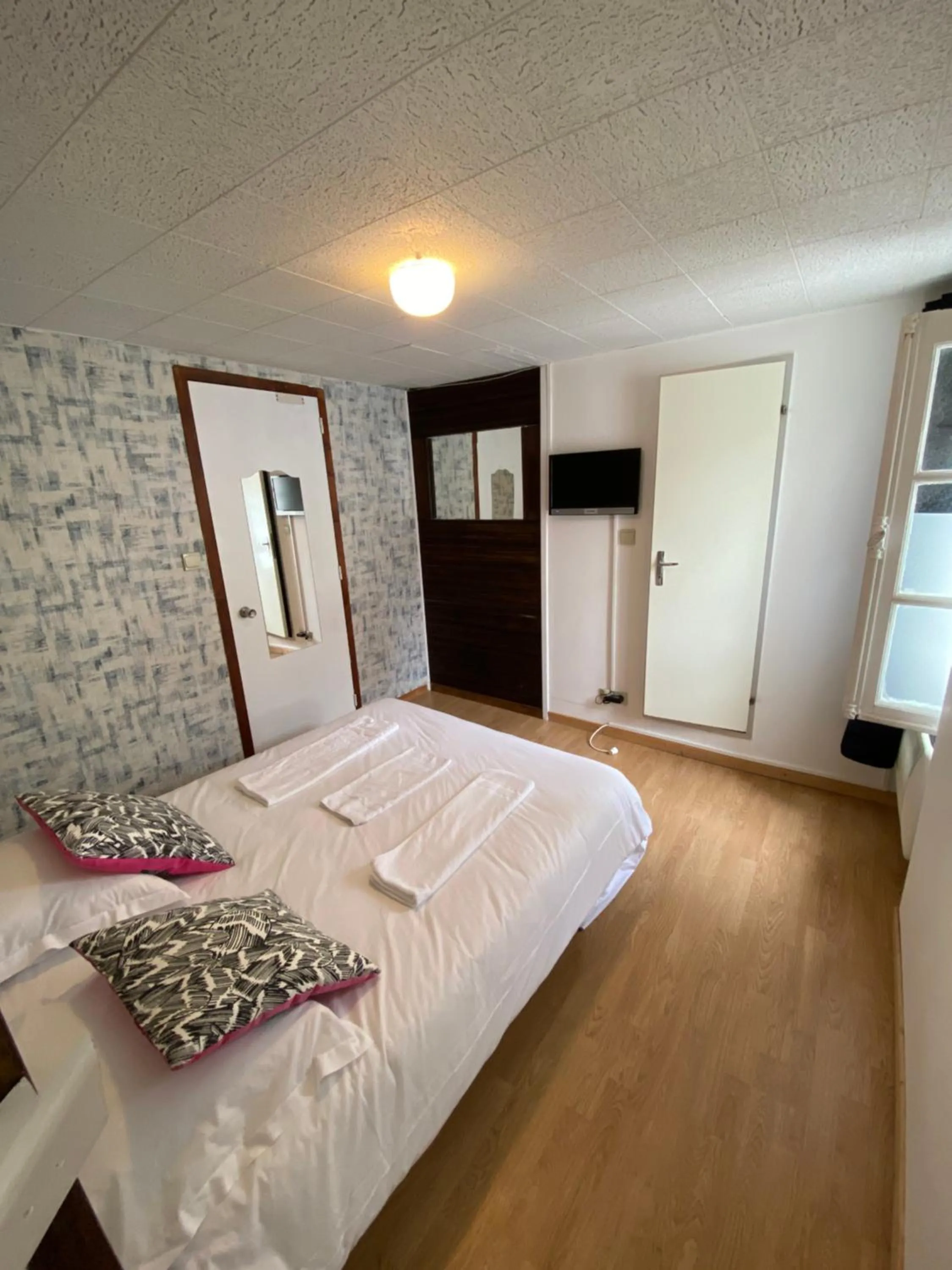 Bedroom, Bed in Hôtel de Nantes