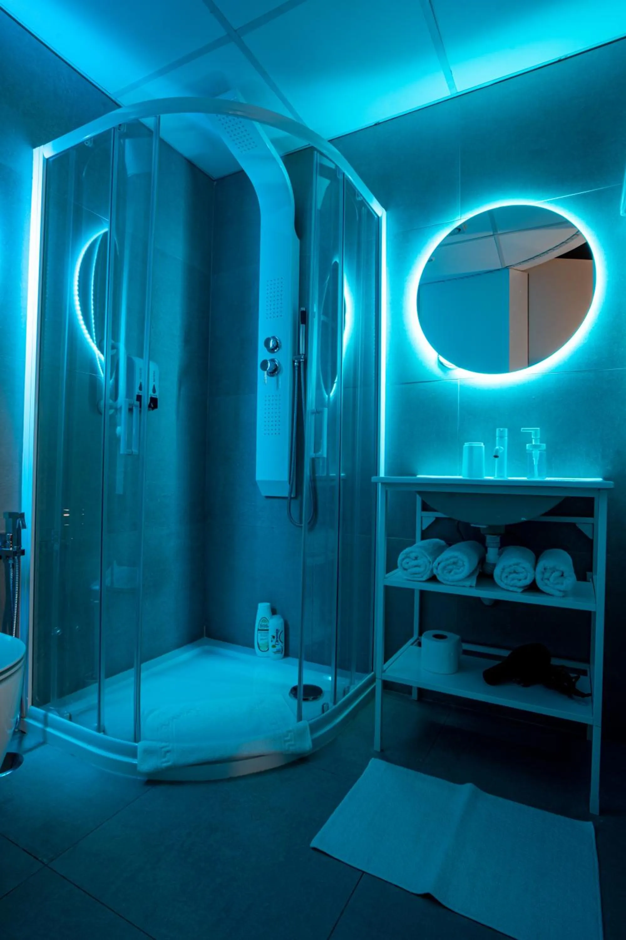 Shower, Bed in Skyhouse Chiatamone