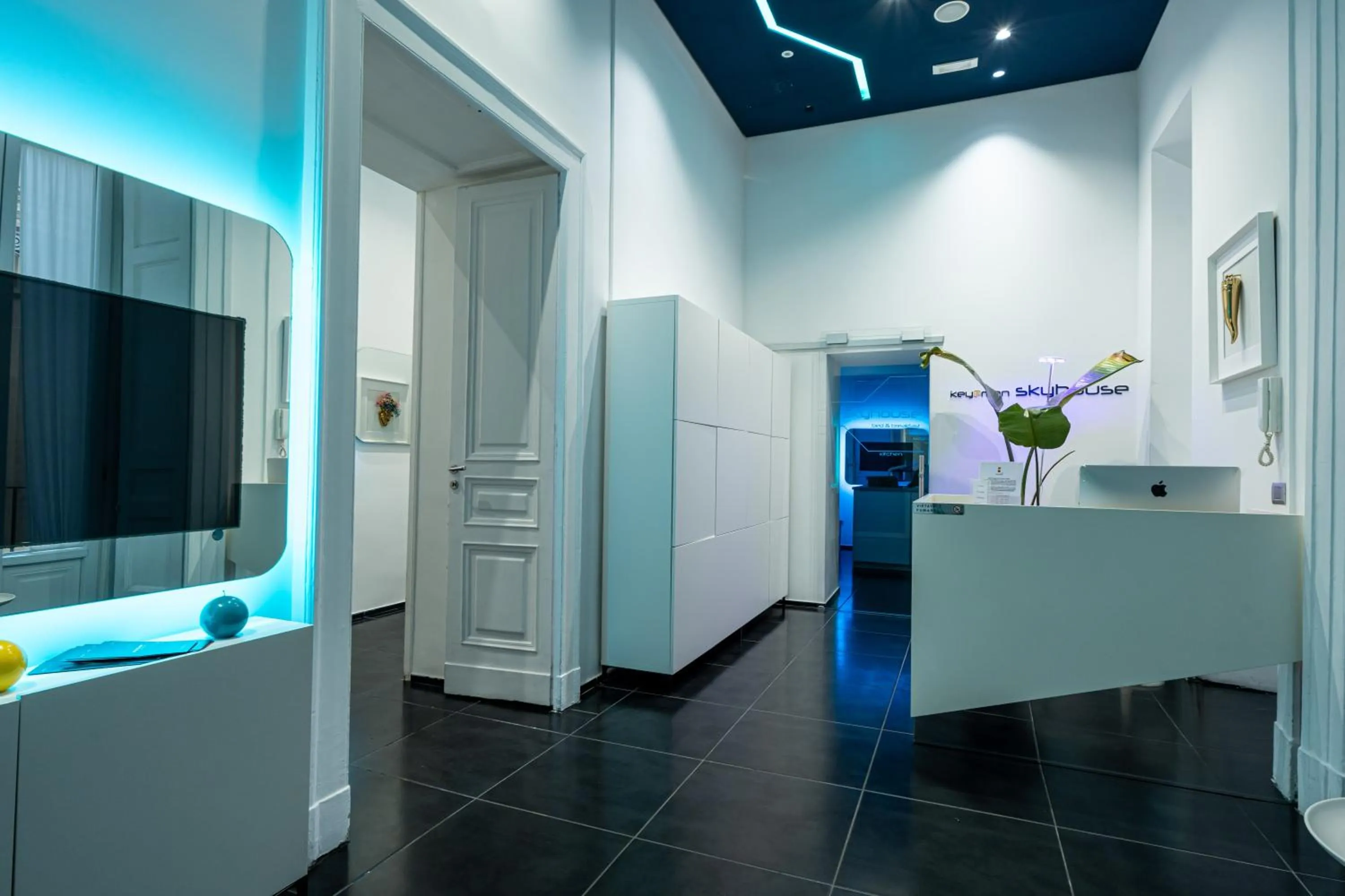 Lobby or reception in Skyhouse Chiatamone