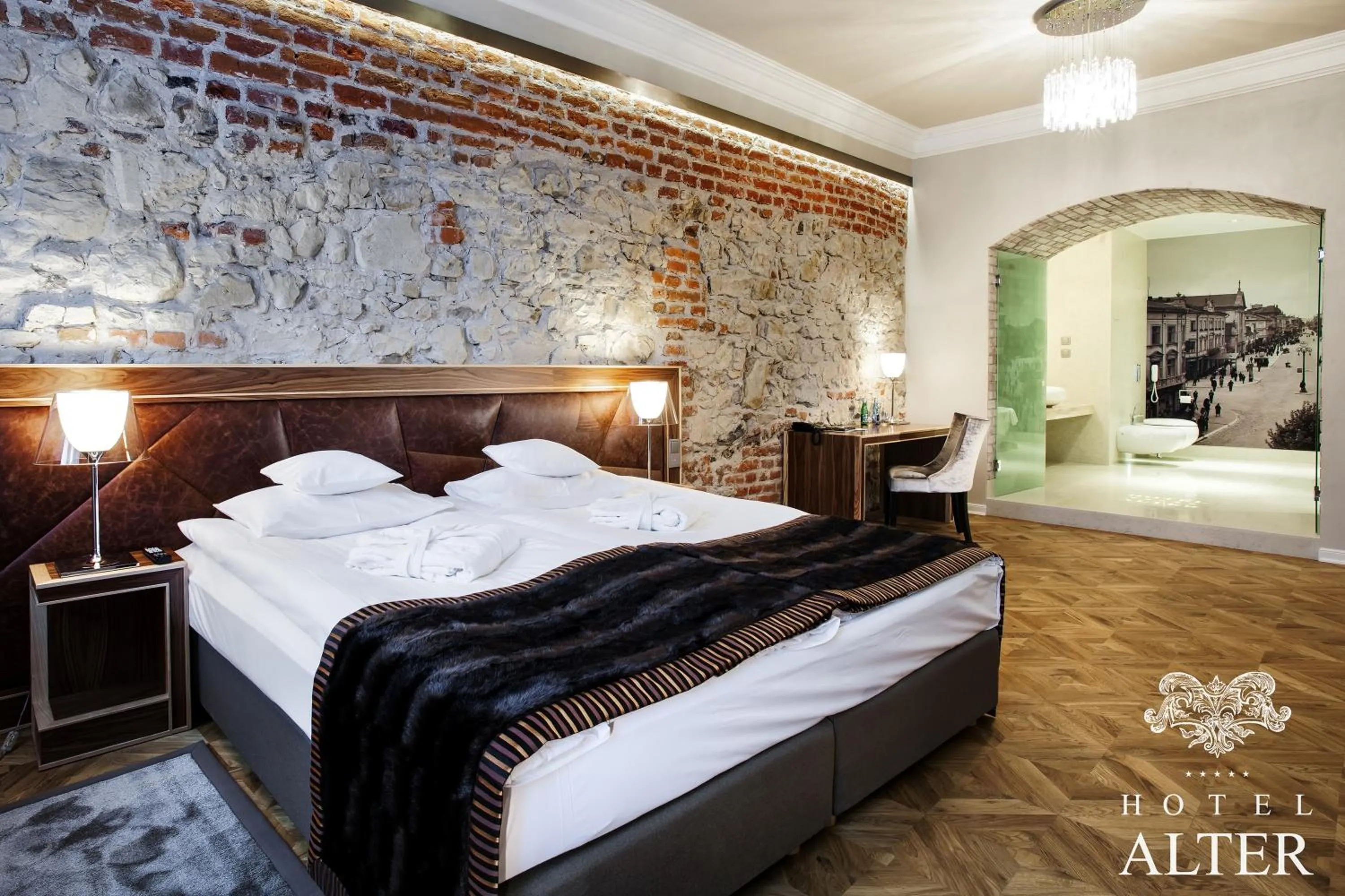 Bathroom, Bed in Hotel Alter