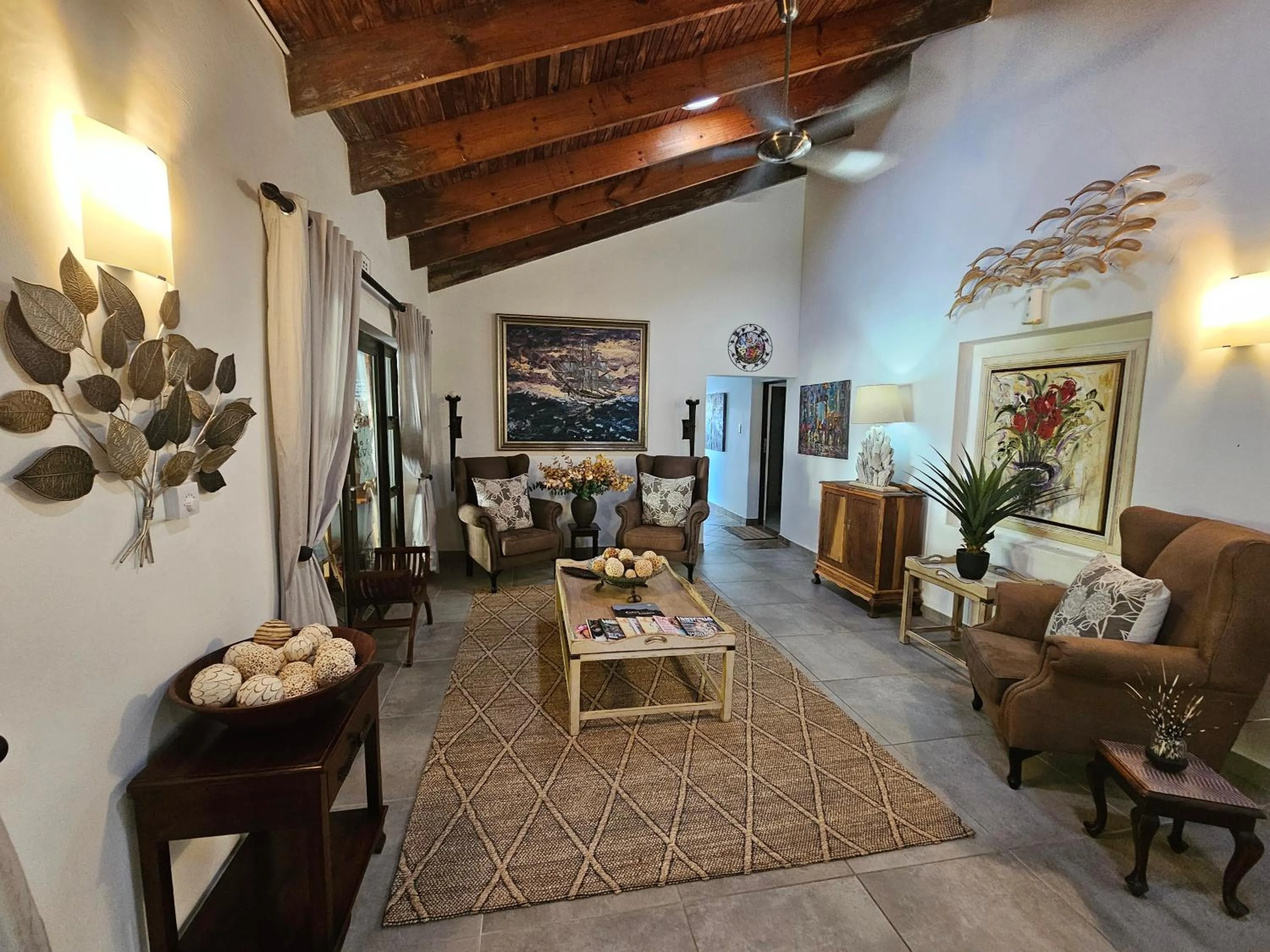 Communal lounge/ TV room in Leopard Corner Lodge