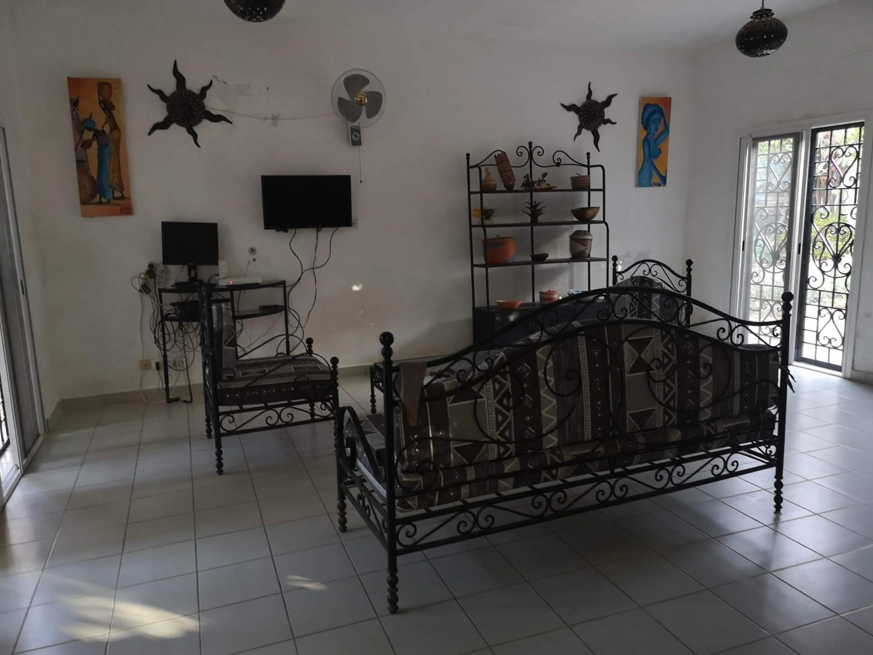 Communal lounge/ TV room, Bed in Keur Baboune