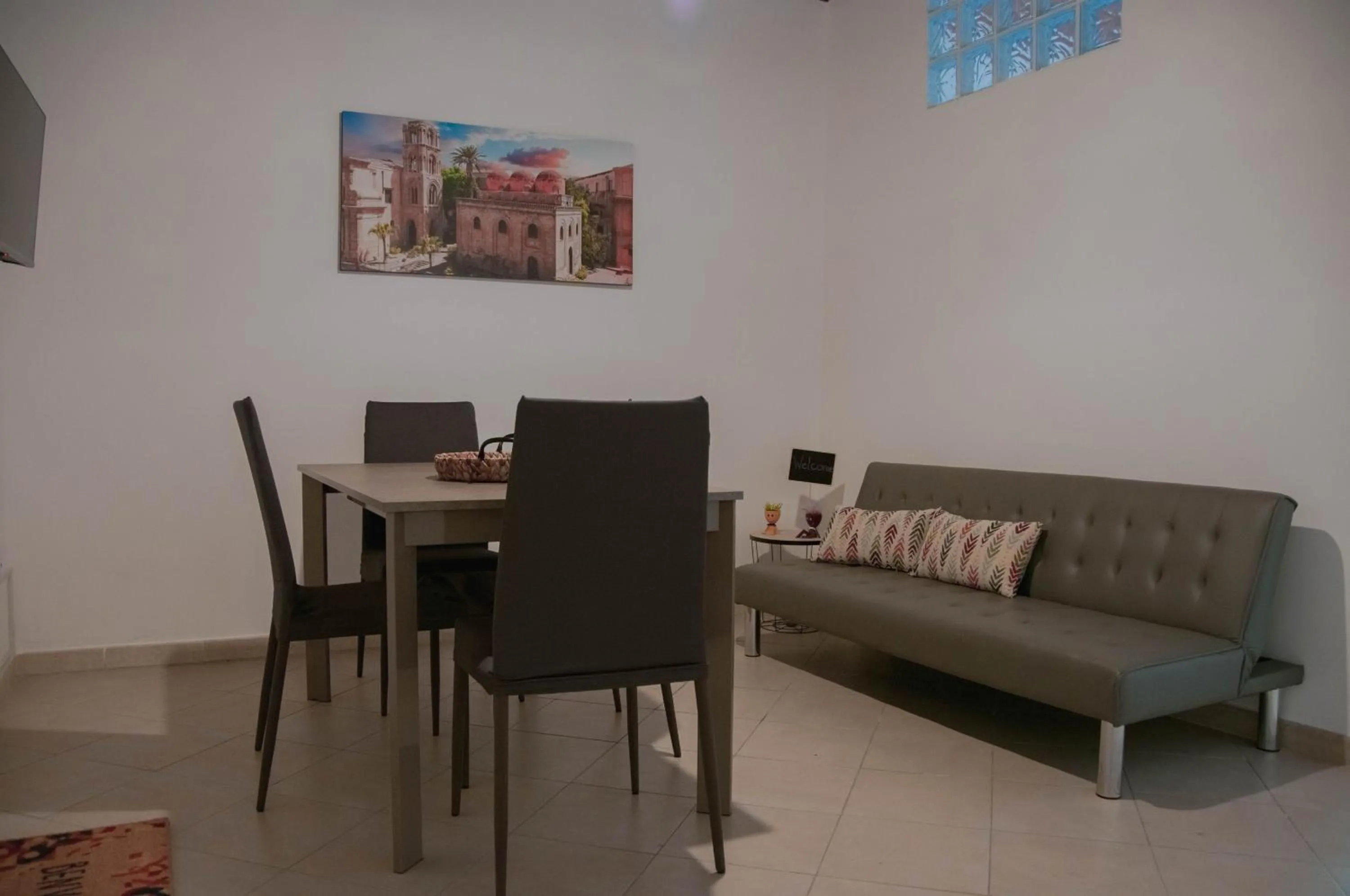 Ideisini's apartment