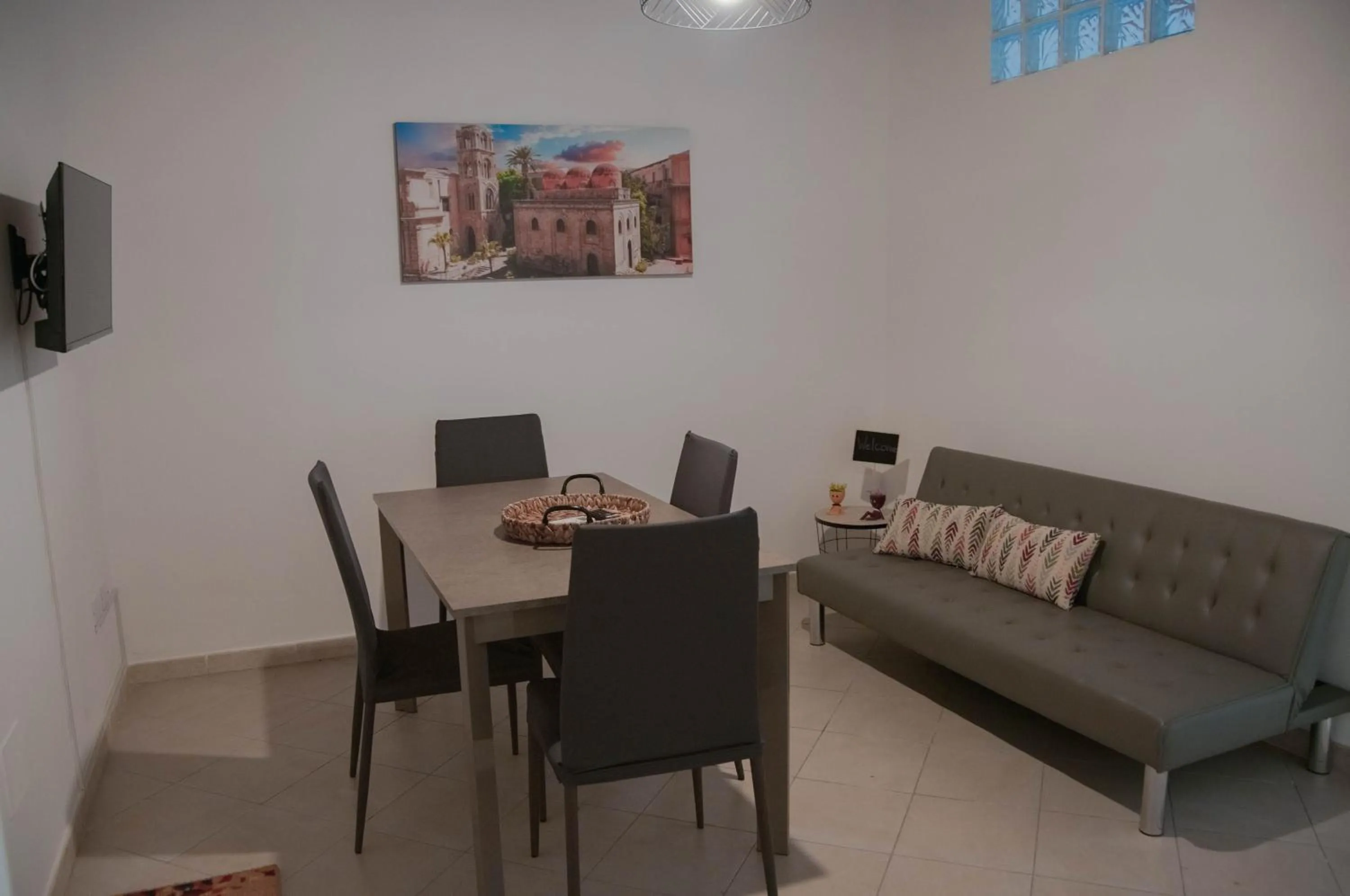 Ideisini's apartment