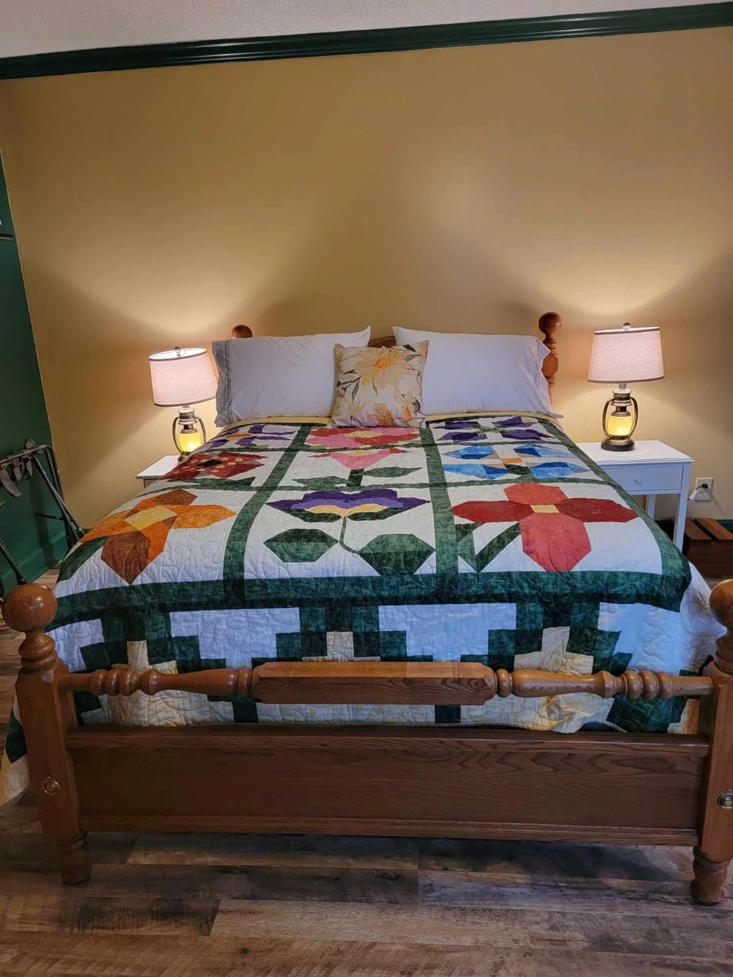 Queen Room - single occupancy in Moonlight Manor Bed & Breakfast