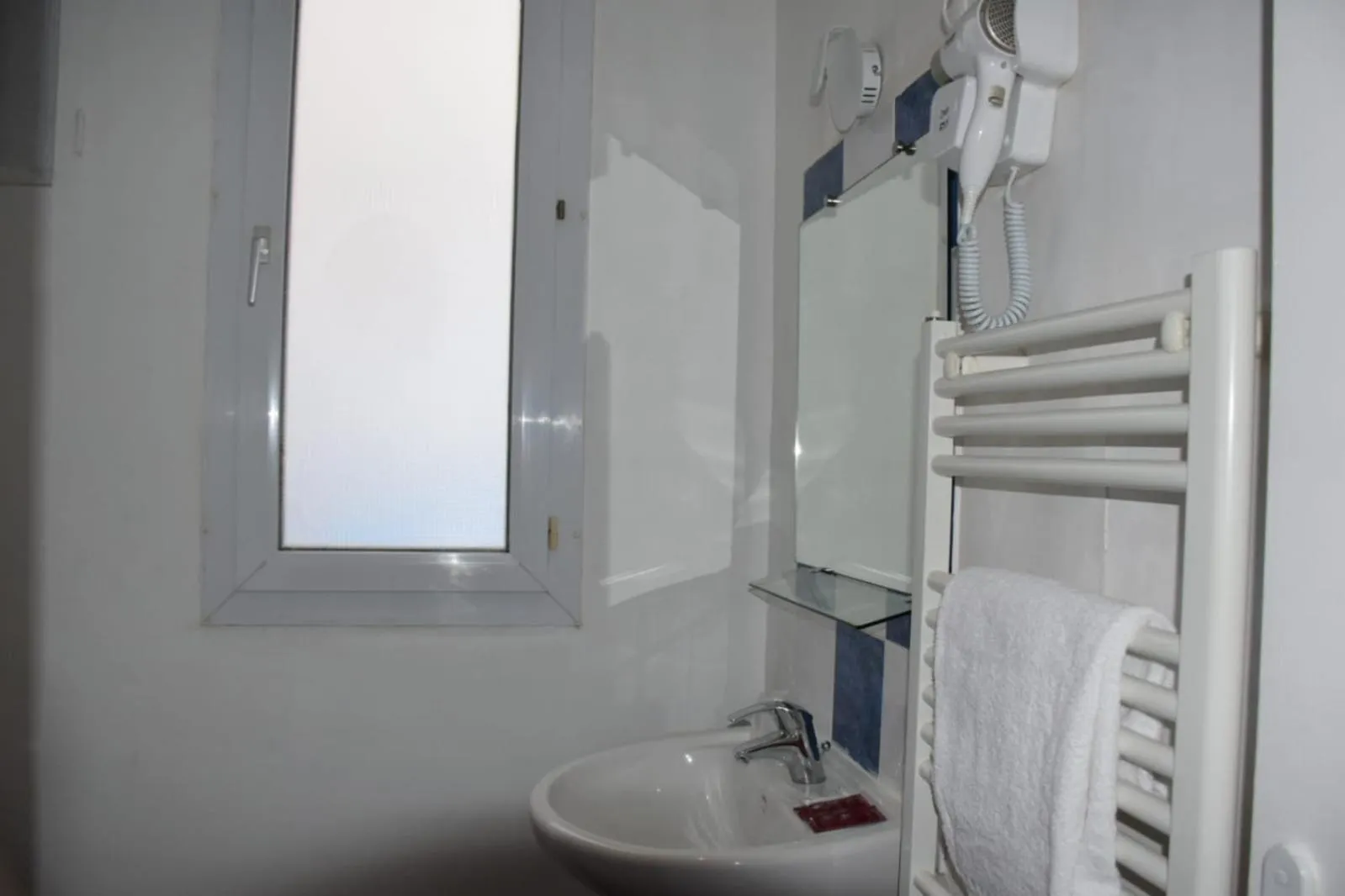 Bathroom in Hôtel Résidence Champerret