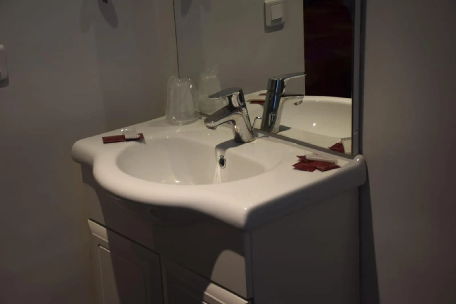 Bathroom in Hôtel Résidence Champerret