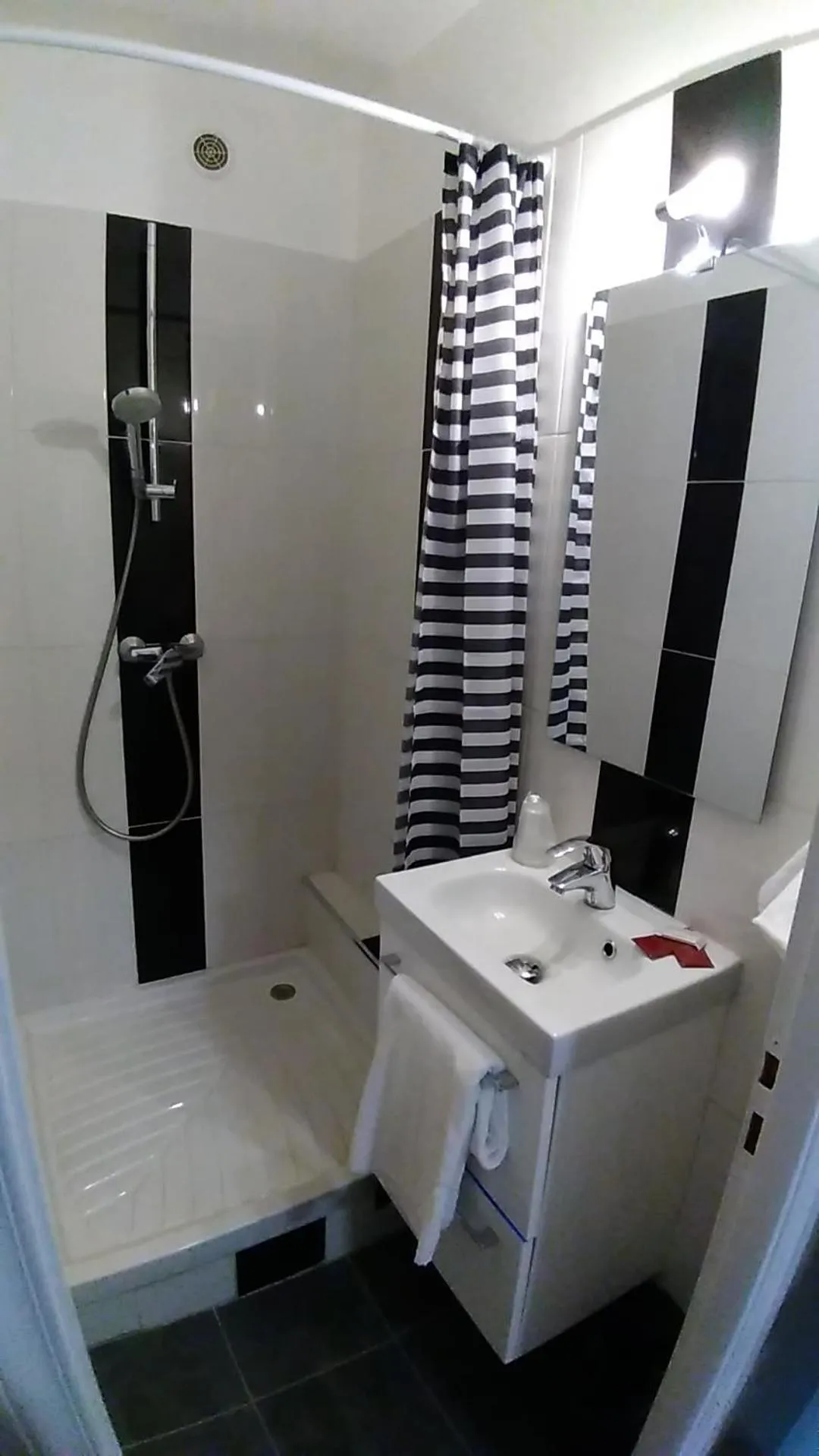 Shower in Hôtel Résidence Champerret