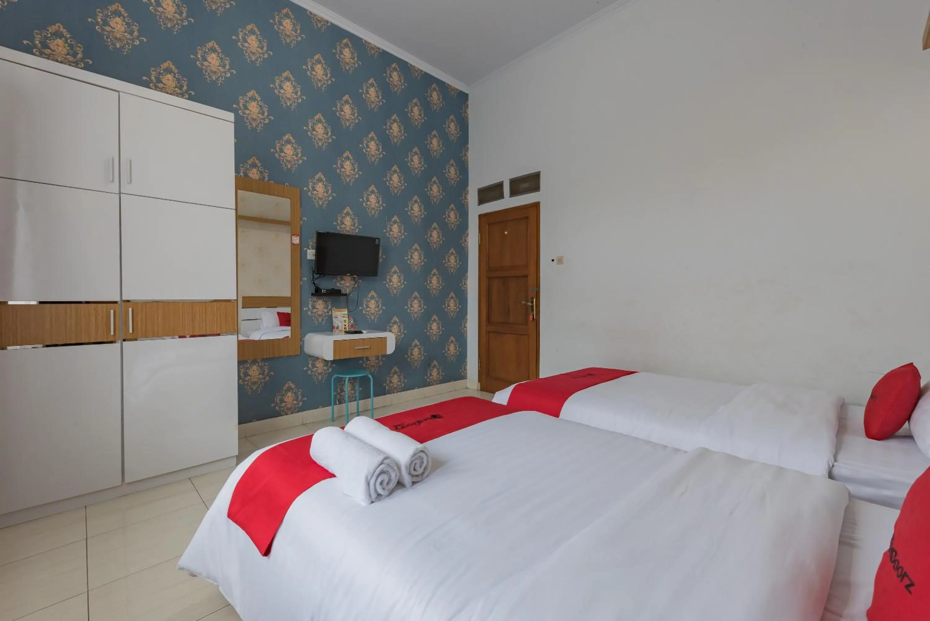 wardrobe, Bed in RedDoorz at Jalan Siliwangi Tasikmalaya