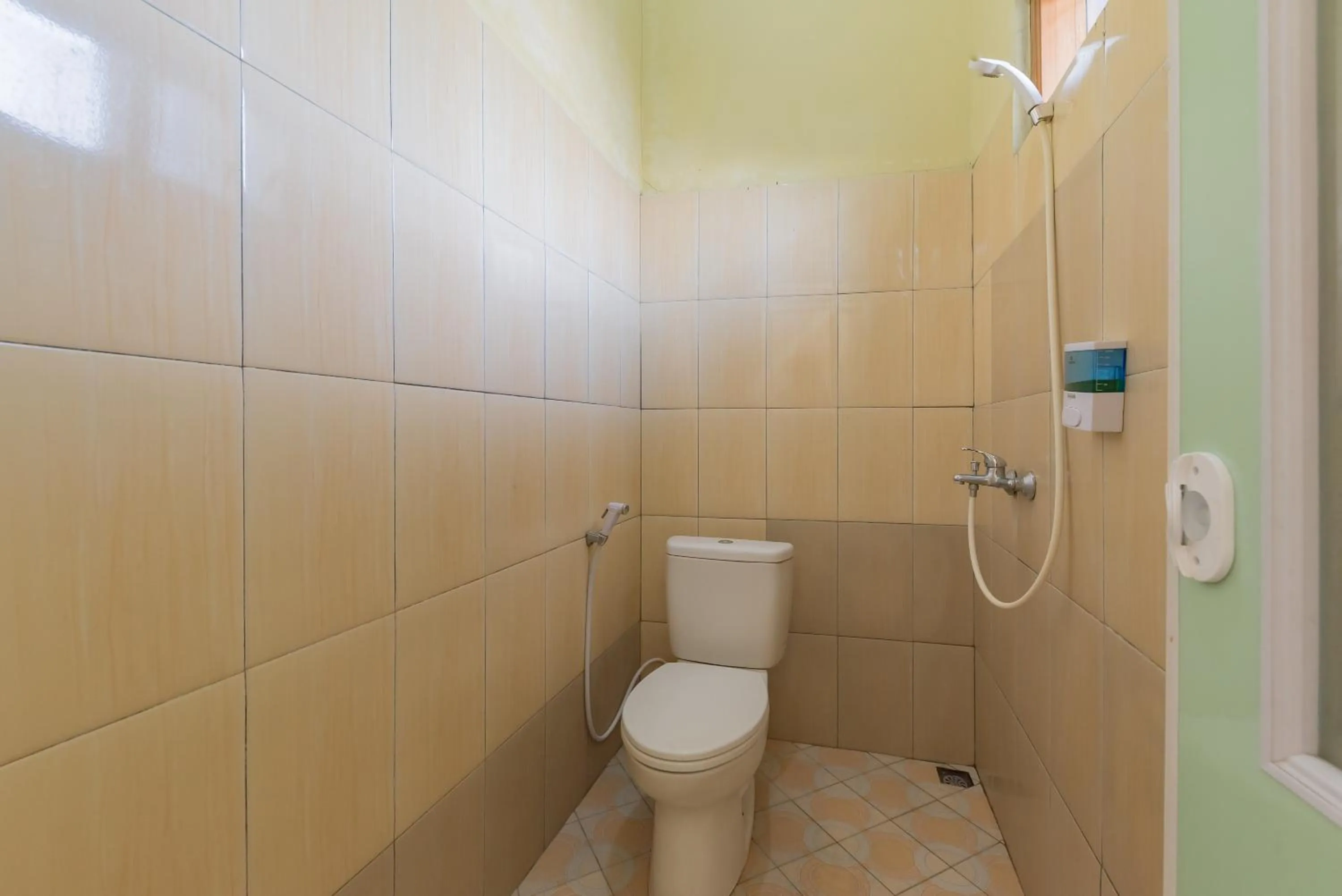 Shower in RedDoorz at Jalan Siliwangi Tasikmalaya