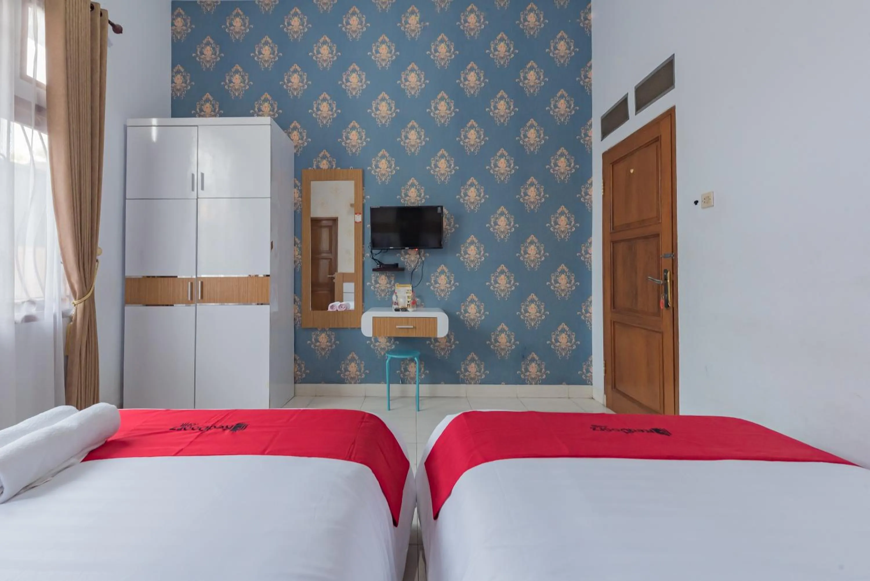TV and multimedia, Bed in RedDoorz at Jalan Siliwangi Tasikmalaya