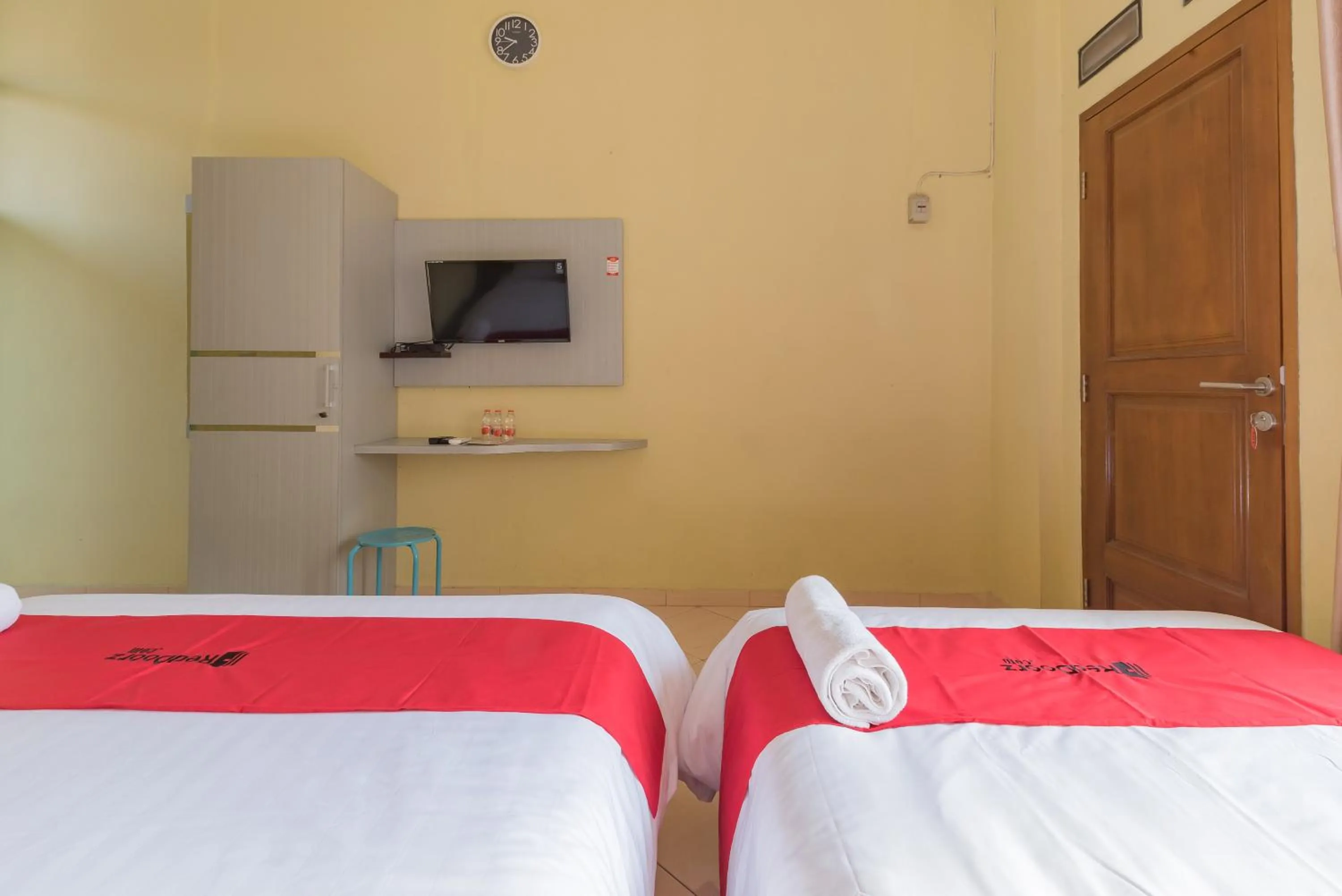 TV and multimedia, Bed in RedDoorz at Jalan Siliwangi Tasikmalaya