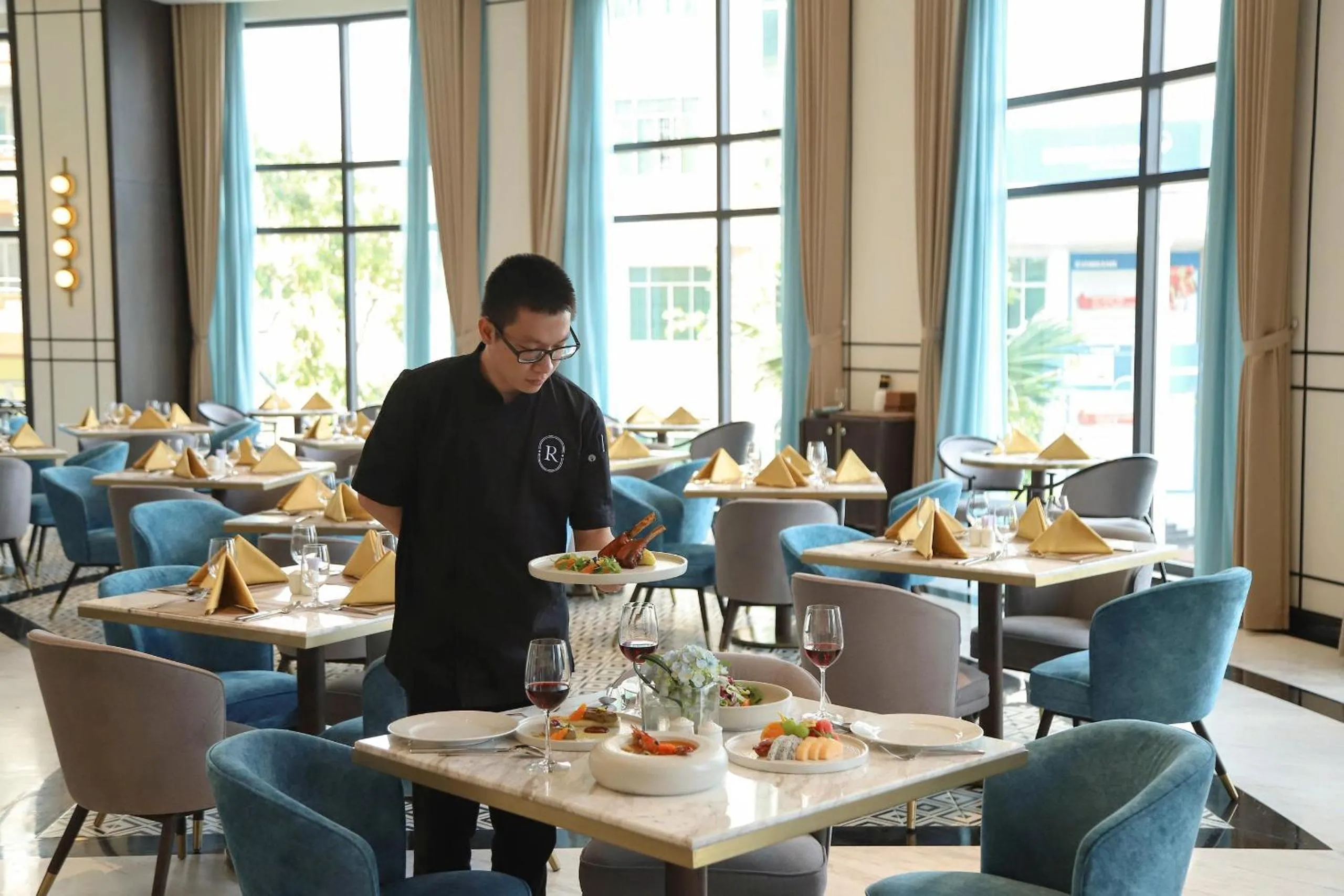 Restaurant/places to eat in Charmant Suites a Boutique Hotel Can Tho