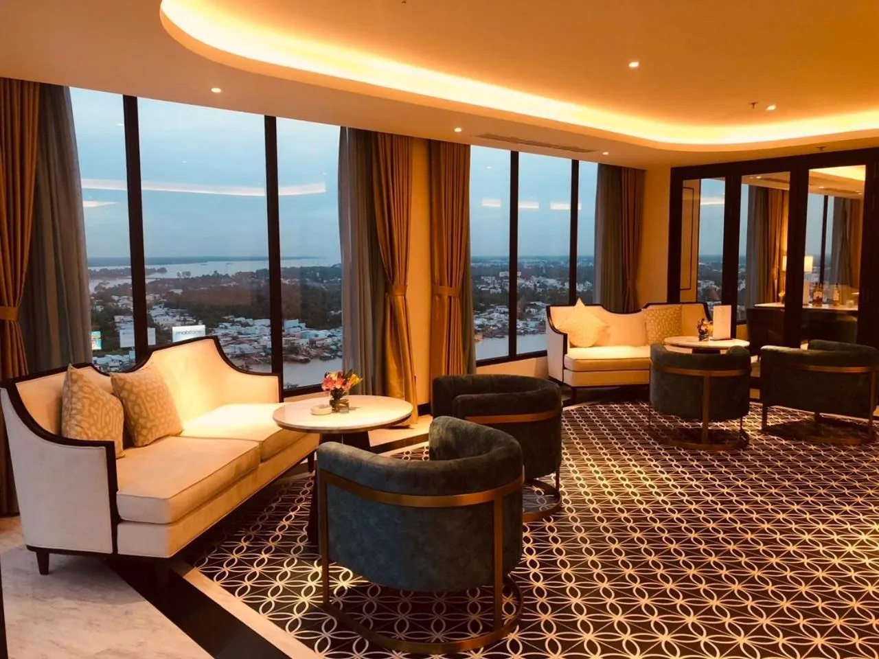 Restaurant/places to eat in Charmant Suites a Boutique Hotel Can Tho