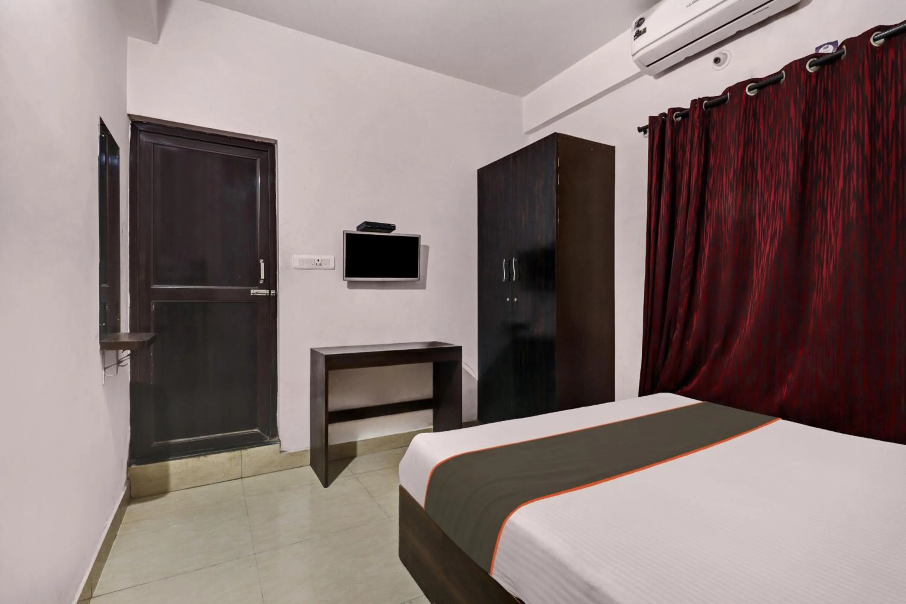 Bathroom, Bed in Super Hotel O Alfa Inn