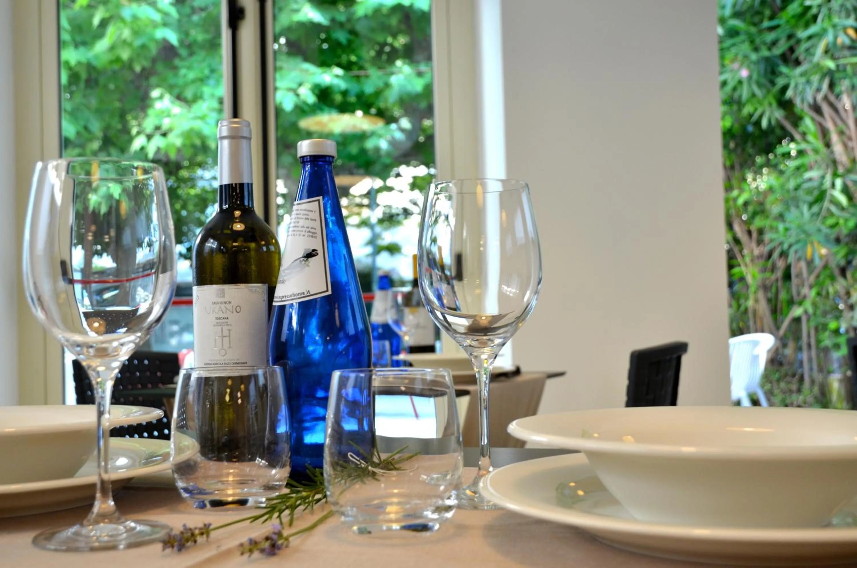 Restaurant/places to eat in Petit Hotel