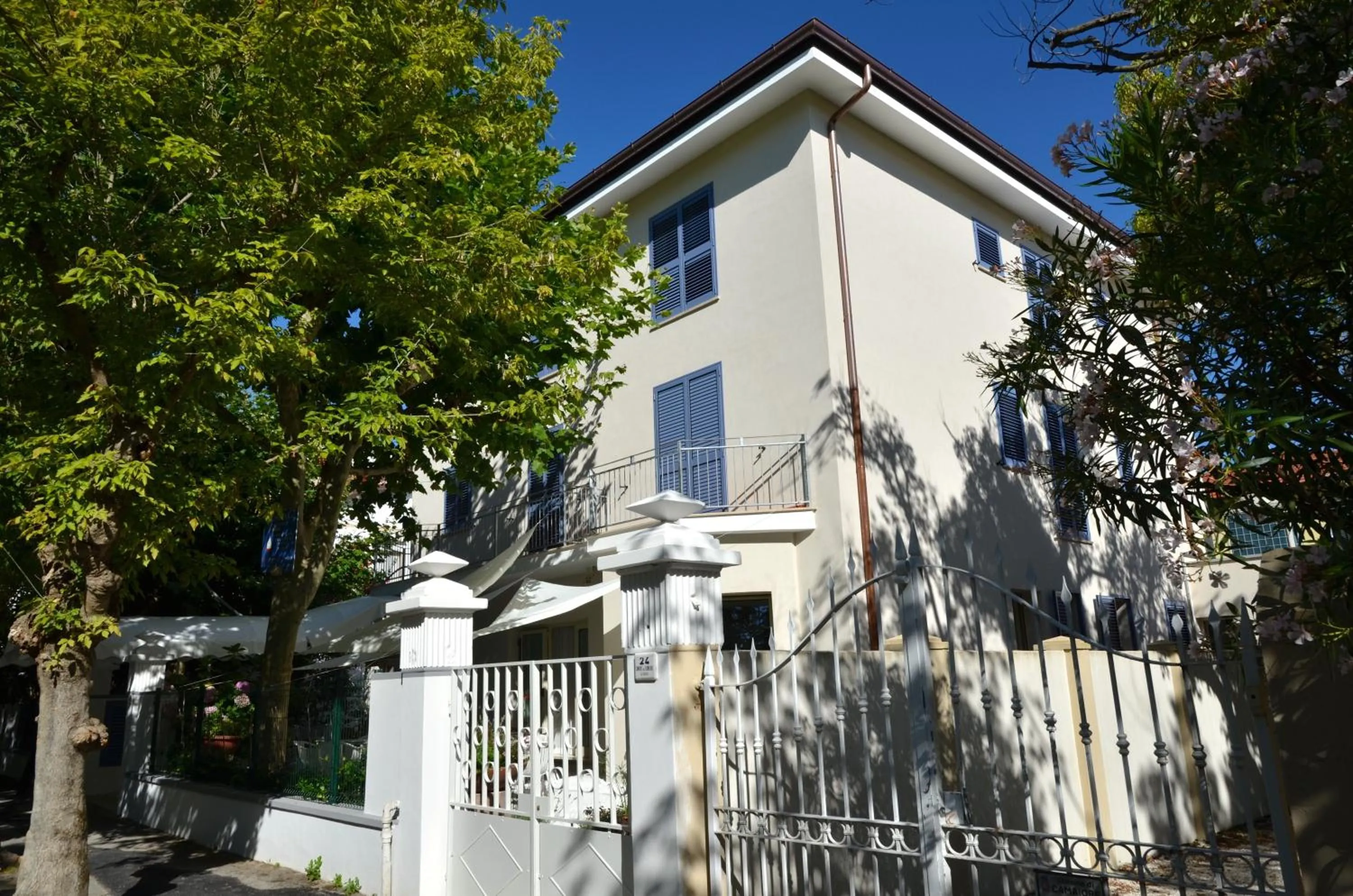 Facade/entrance in Petit Hotel