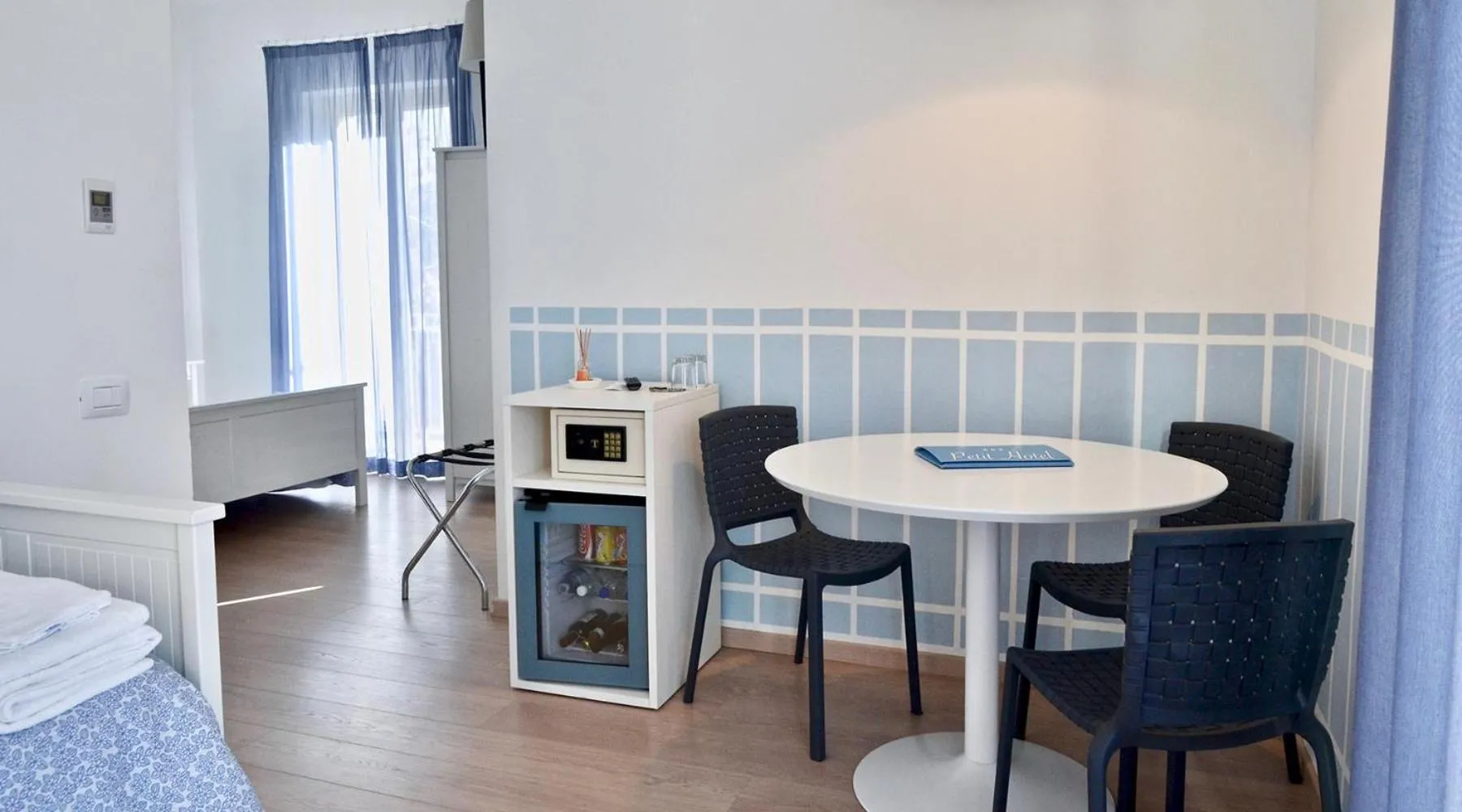 Photo of the whole room in Petit Hotel