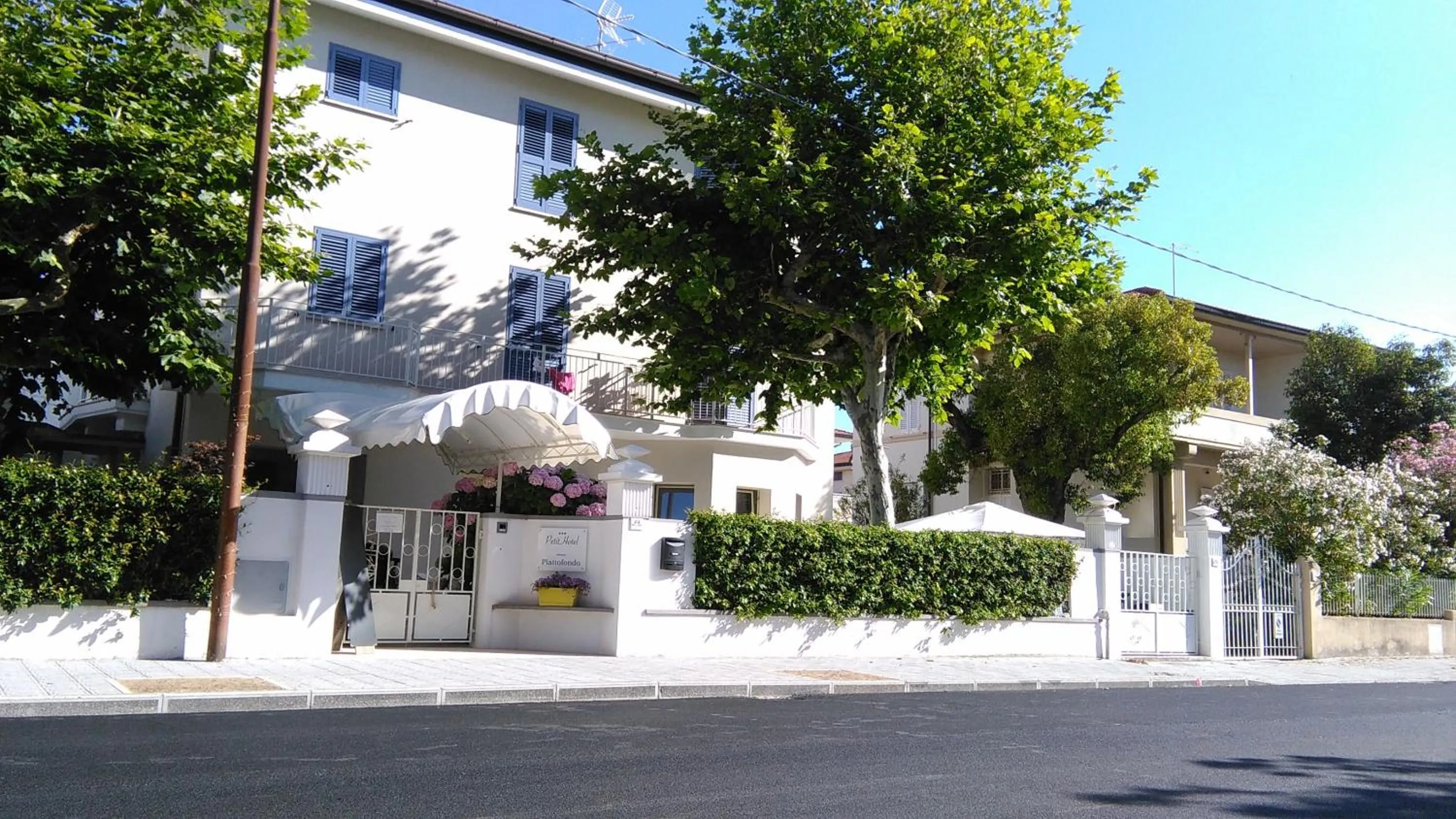 Facade/entrance in Petit Hotel