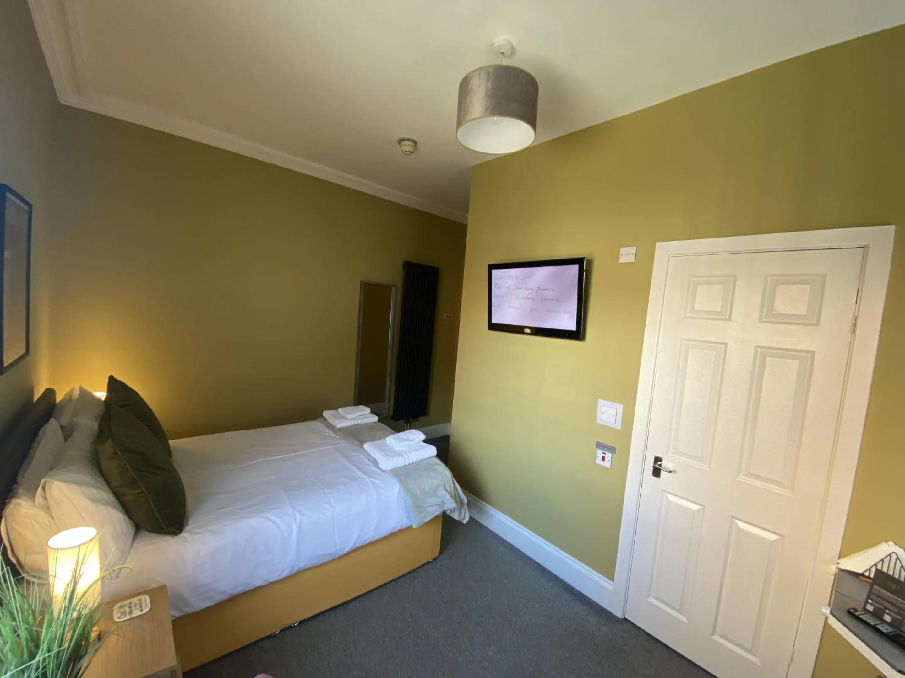 Bedroom, Bed in Grosvenor Place Guest House