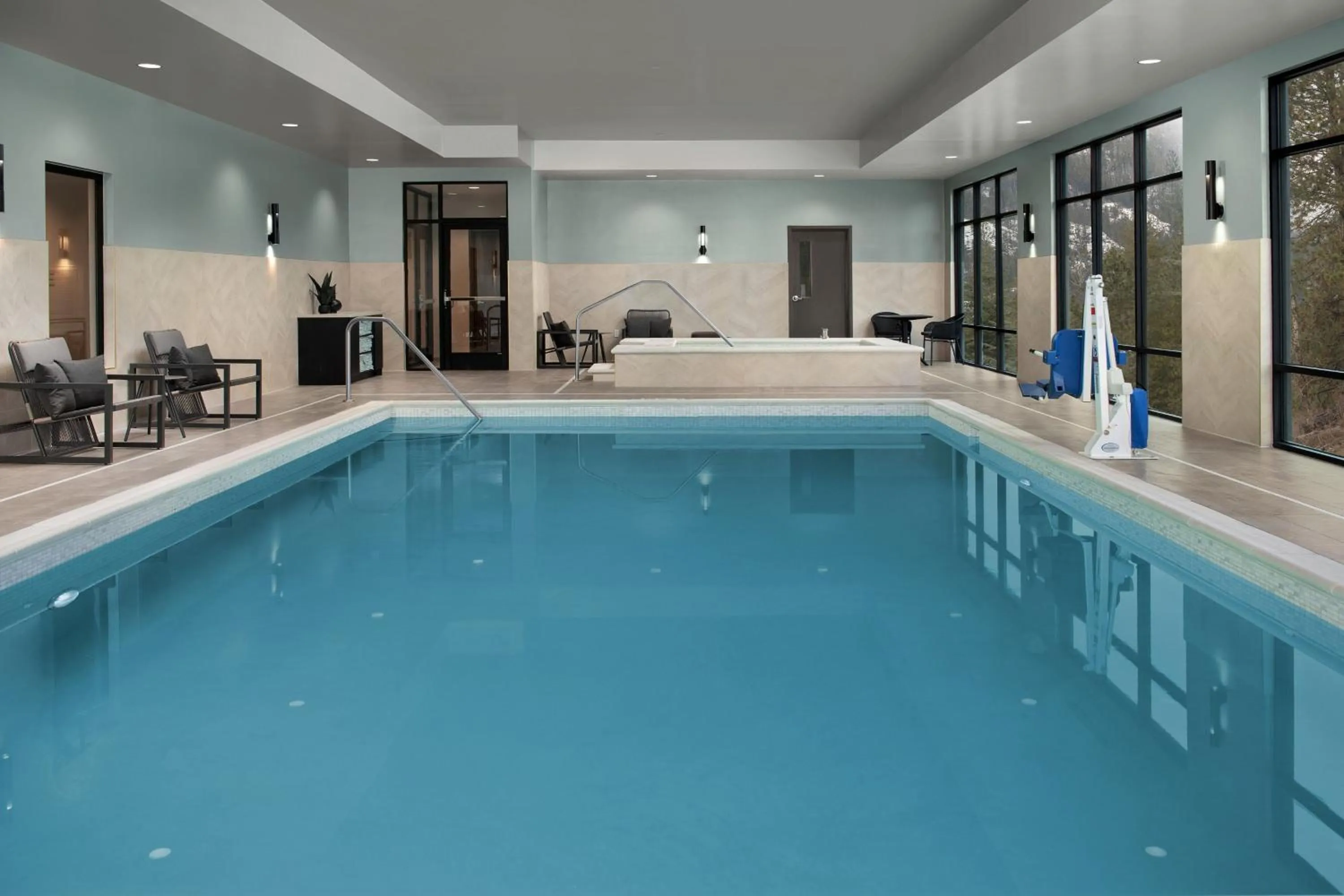 Swimming pool in SpringHill Suites by Marriott Sandpoint