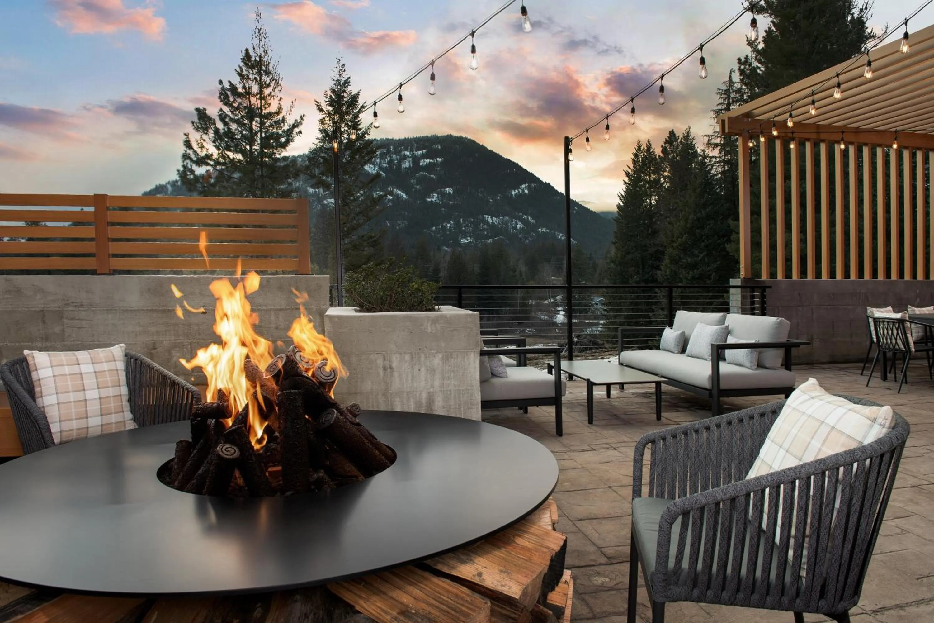 Patio in SpringHill Suites by Marriott Sandpoint