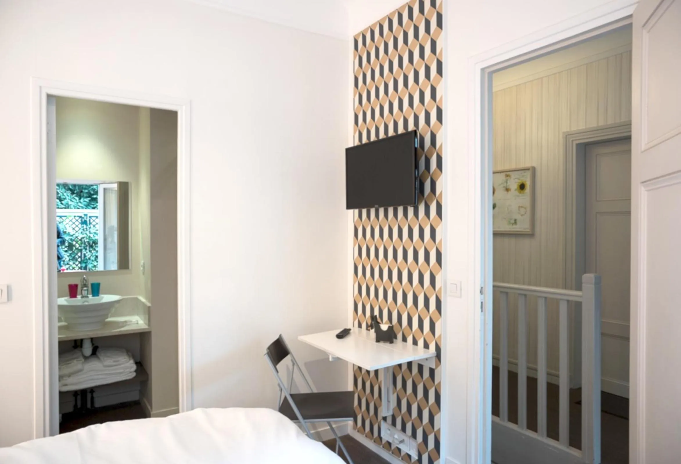 Bedroom, Bed in La Villa Paris - B&B