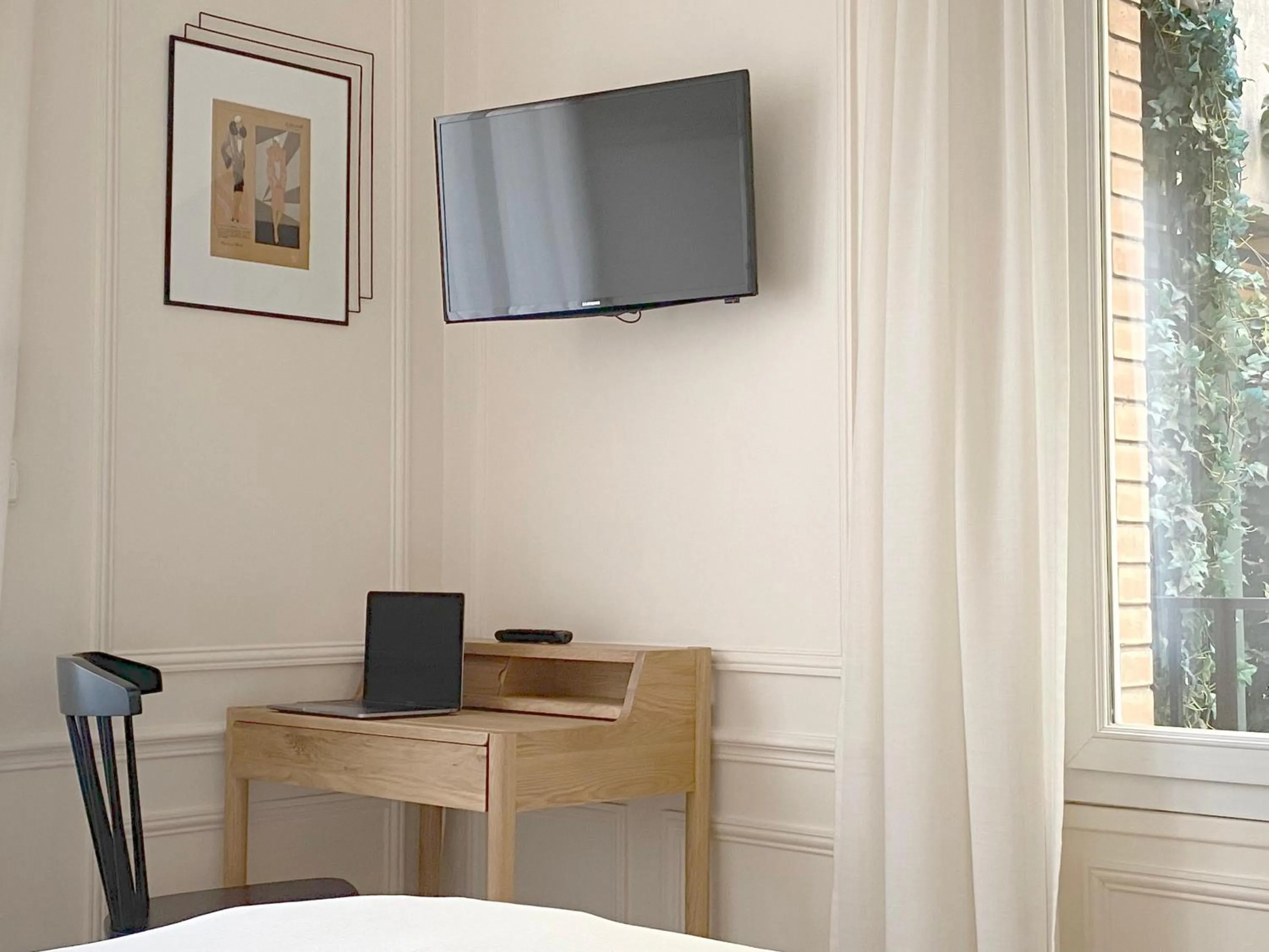 TV and multimedia in La Villa Paris - B&B