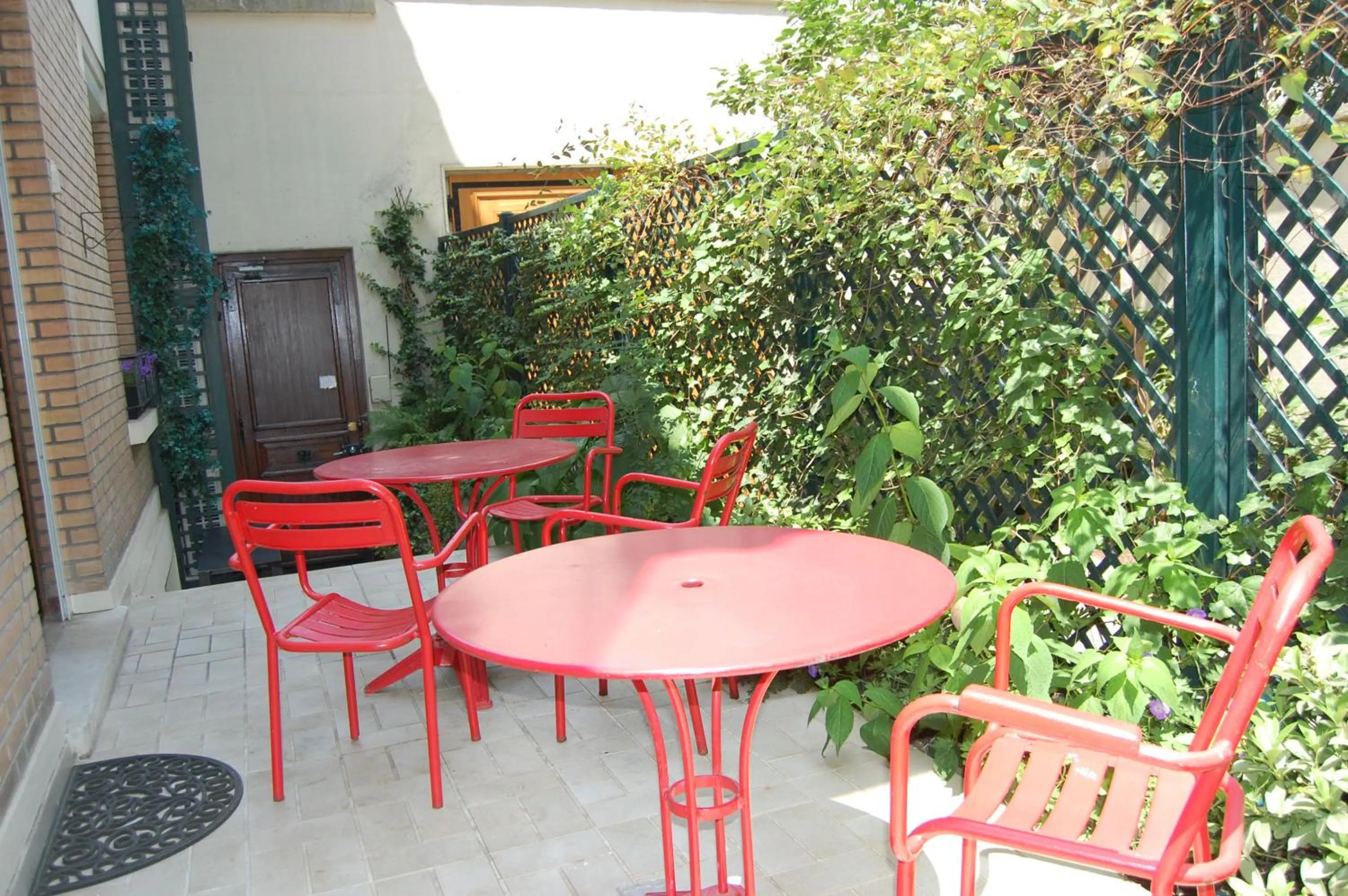 Patio in La Villa Paris - B&B