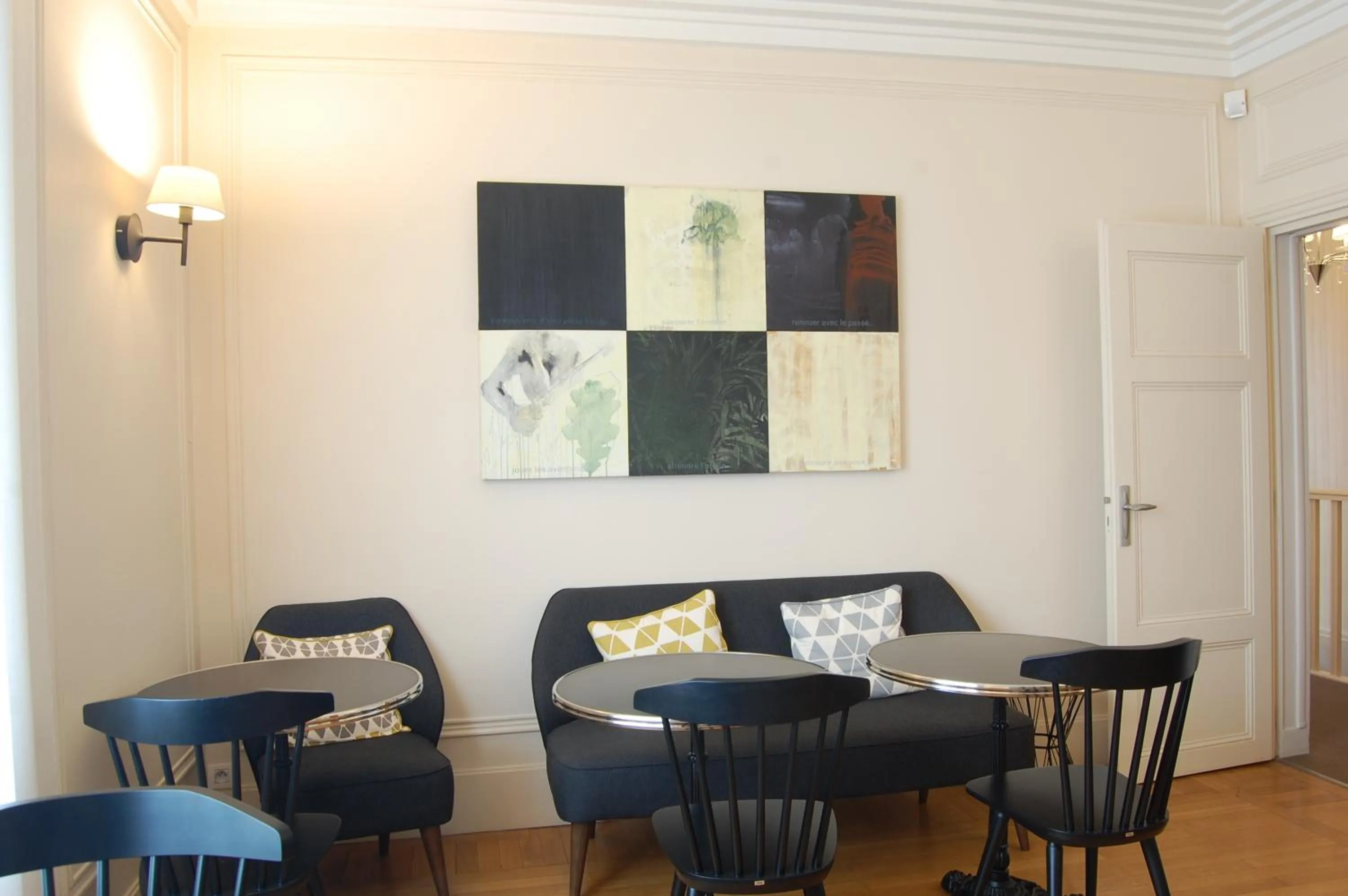 Library in La Villa Paris - B&B