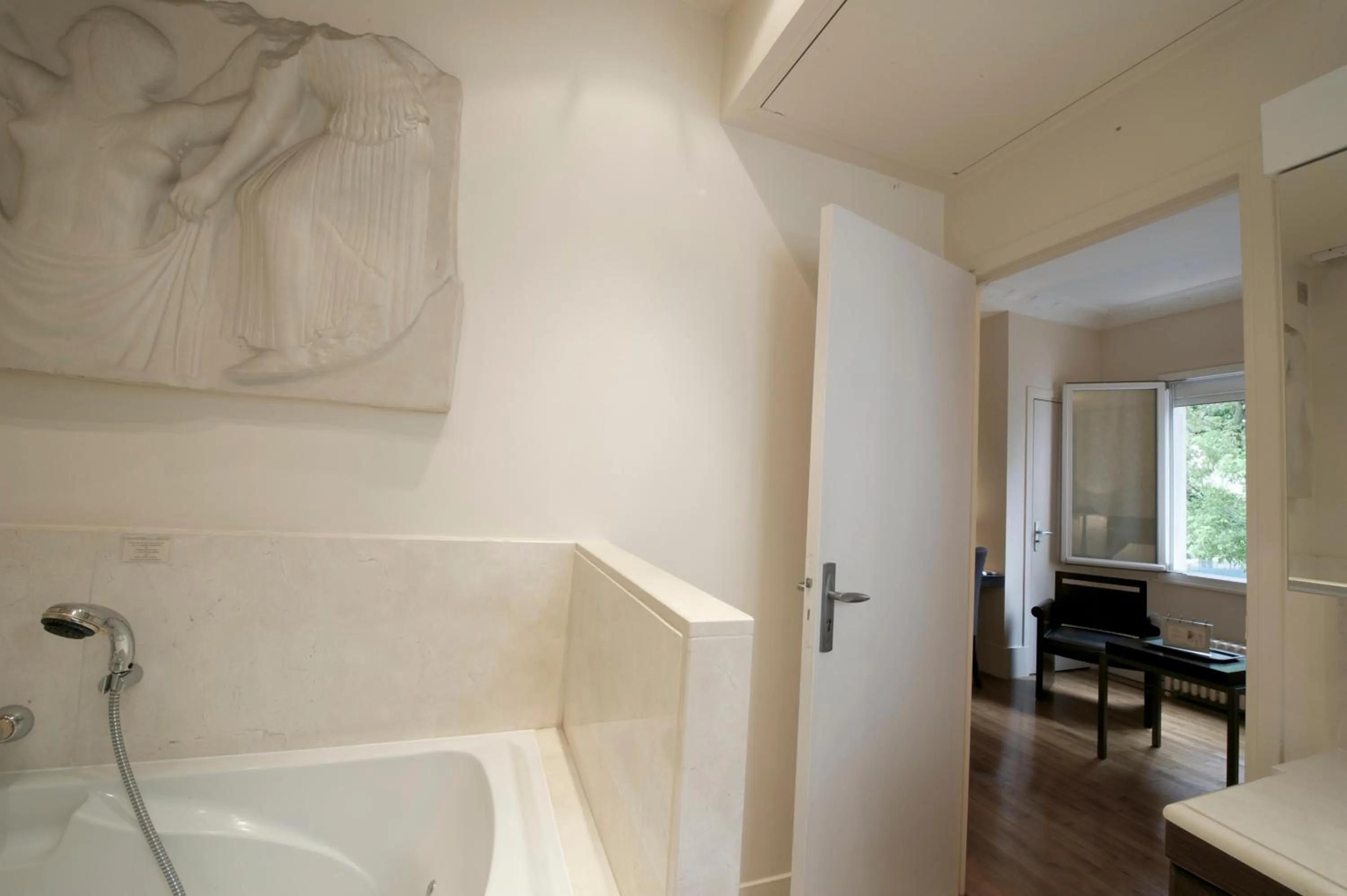 Bathroom in La Villa Paris - B&B